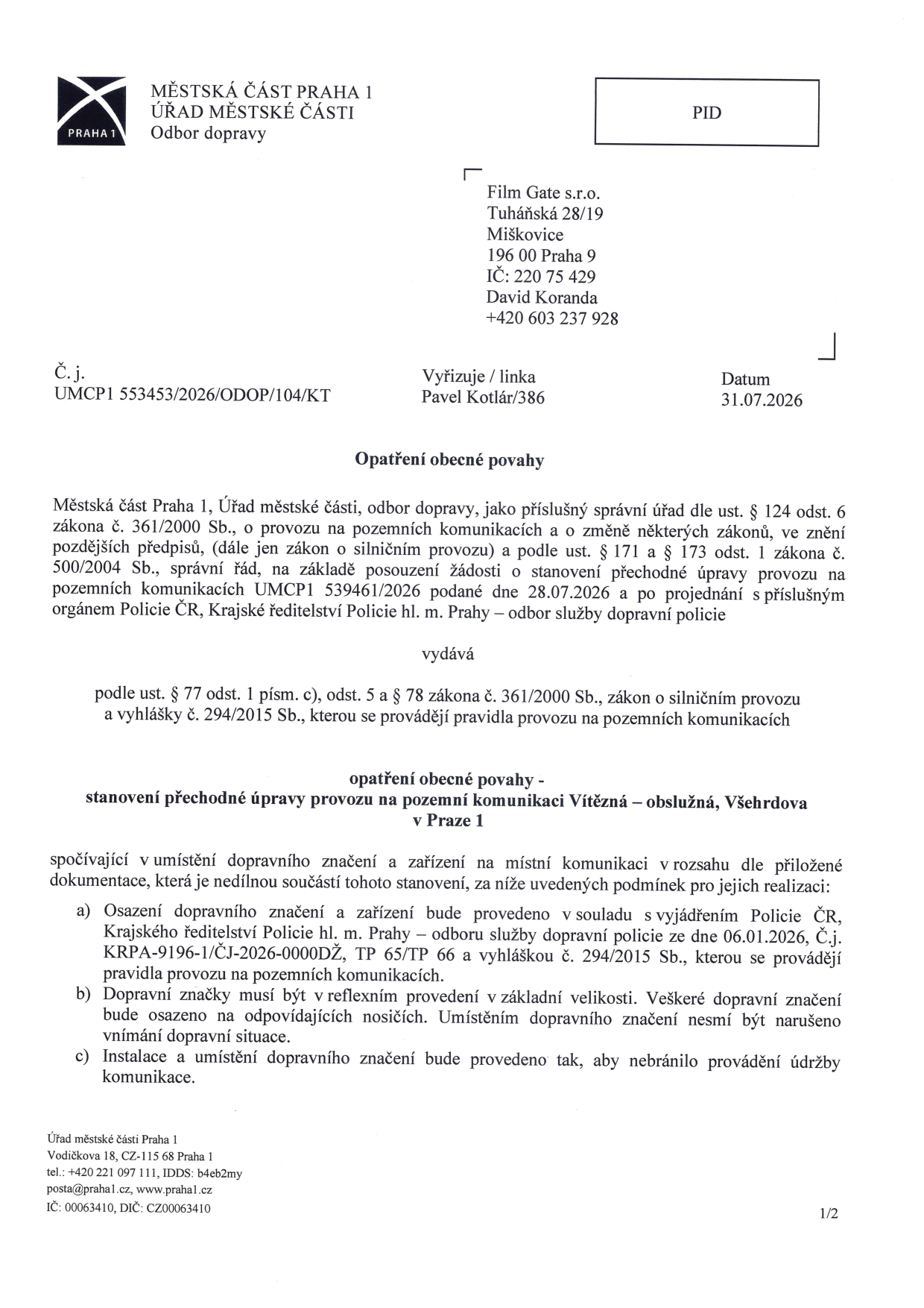 Opatření obecné povahy vydané Městskou částí Praha 1, Odborem dopravy (č.j. UMCP1 553453/2026/ODOP/104/KT, datum 31.07.2026). Dokument stanovuje přechodnou úpravu provozu na pozemních komunikacích Vítězná – obslužná, Všehrdova v Praze 1. Adresát: Film Gate s.r.o., Tuháňská 28/19, Miškovice, 196 00 Praha 9, k rukám Davida Korandy. Vyřizuje: Pavel Kotlár. Opatření vychází ze zákona č. 361/2000 Sb. a vyjádření Policie ČR č.j. KRPA-9196-1/ČJ-2026-0000DĚ, TP 65/TP 66. Podmínky realizace zahrnují soulad s vyjádřením policie, použití reflexního provedení dopravního značení a neomezování údržby komunikace.