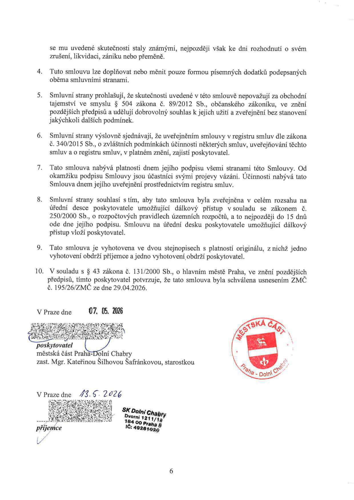 Závěrečná část smlouvy obsahující body 4 až 10. Bod 10 uvádí, že smlouva byla schválena usnesením ZMČ č. 195/26/ZMČ ze dne 29.04.2026. Dokument je podepsán za poskytovatele (městská část Praha-Dolní Chabry, zast. Mgr. Kateřinou Šilhovou Šafránkovou, starostkou) dne 07. 05. 2026 a za příjemce dne 13. 5. 2026.