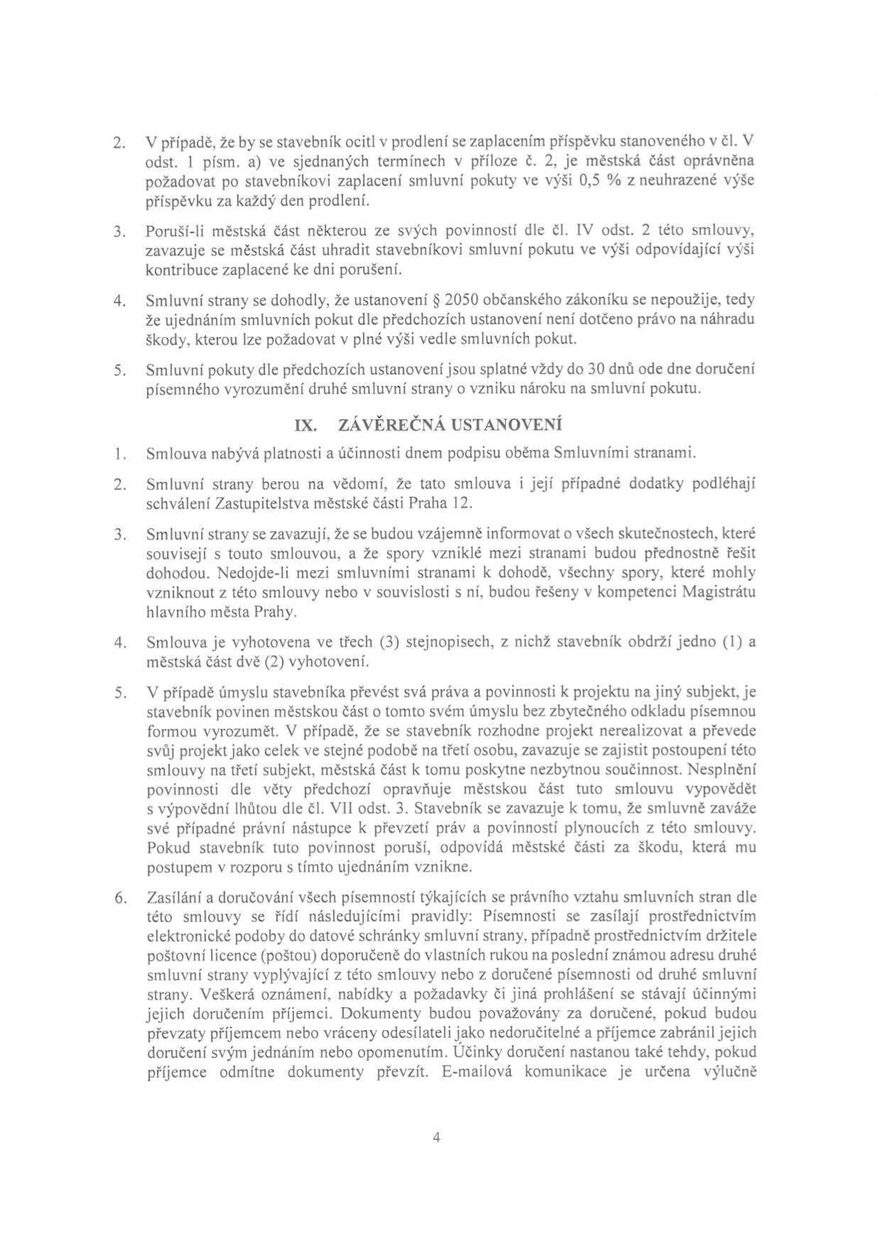 Text smlouvy, strana 4. Obsahuje body 2-5 z předchozí sekce a článek IX. ZÁVĚREČNÁ USTANOVENÍ (body 1-6). Klíčové body: smluvní pokuty při prodlení (0,5 % denně), splatnost pokut do 30 dnů, platnost smlouvy dnem podpisu, schválení Zastupitelstvem městské části Praha 12, řešení sporů Magistrátem hl. m. Prahy, podmínky převodu práv a povinností na třetí osobu a pravidla pro doručování písemností.