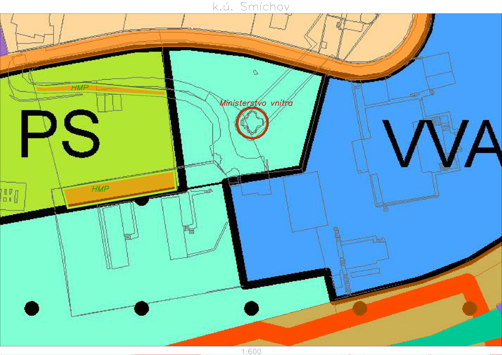 Výřez katastrální mapy v k.ú. Smíchov v měřítku 1:600. Mapa zobrazuje rozdělení pozemků barevně odlišenými plochami (označení PS, VVA), vyznačené budovy a infrastrukturu. V mapě je červeně zakroužkován objekt s popiskem 'Ministerstvo vnitro'. Dále jsou v mapě vyznačeny plochy s popiskem 'HMP'.
