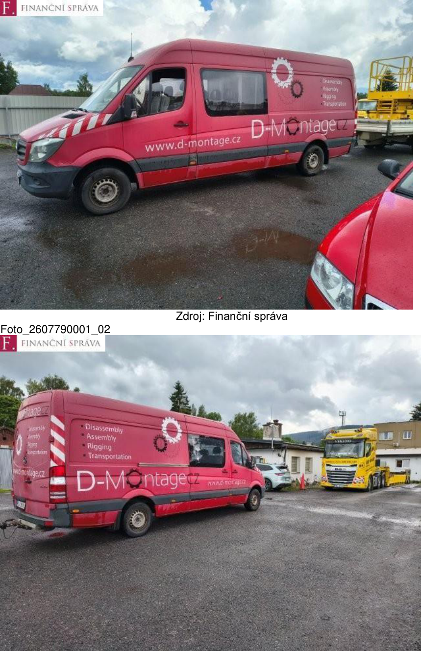 Fotografie červené dodávky s logem a nápisem 'D-Montage.cz' a seznamem služeb: 'Disassembly', 'Assembly', 'Rigging', 'Transportation'. Na obrázku je také webová adresa 'www.d-montage.cz'. V pozadí je vidět žlutý tahač značky DAF. Zdroj: Finanční správa.