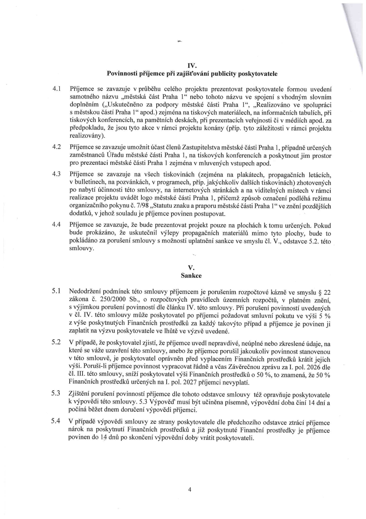 Strana 4 smlouvy obsahující články IV. (Povinnosti příjemce při zajišťování publicity poskytovatele) a V. (Sankce). Článek IV. specifikuje povinnost příjemce prezentovat 'městskou část Praha 1' na tiskovinách, akcích a médiích a uvádět logo dle organizačního pokynu č. 7/98. Článek V. definuje sankce za porušení rozpočtové kázně (pokuta 5 % z poskytnutých prostředků), krácení dotace o 50 % při uvedení nepravdivých údajů nebo nedodání závěrečné zprávy, a podmínky pro výpověď smlouvy s výpovědní lhůtou 14 dní.