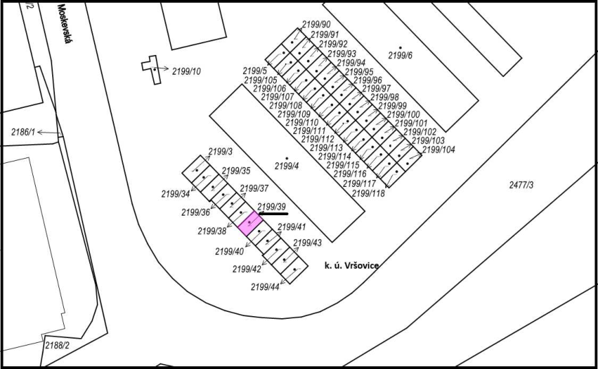 Katastrální mapa části území v k.ú. Vršovice. Mapa zobrazuje parcely s čísly: 2199/3, 2199/4, 2199/5, 2199/6, 2199/10, 2199/34, 2199/35, 2199/36, 2199/37, 2199/38, 2199/39 (zvýrazněna růžovou barvou), 2199/40, 2199/41, 2199/42, 2199/43, 2199/44, 2199/90 až 2199/118, 2186/1, 2188/2 a 2477/3. V mapě je vyznačena ulice Moskevská.