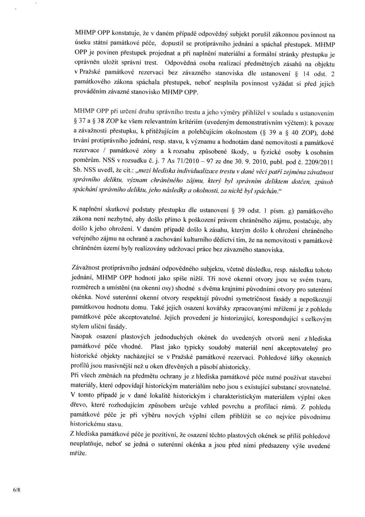 Text dokumentu MHMP OPP (odbor památkové péče) týkající se posouzení přestupku v Pražské památkové rezervaci. Dokument konstatuje porušení zákona o státní památkové péči (chybějící závazné stanovisko k zásahům na objektu). Dále uvádí odůvodnění výše trestu, hodnocení závažnosti protiprávního jednání (vytvoření nových suterénních otvorů) a památkové hodnocení provedených změn: kladně hodnotí tvar a umístění otvorů a kovářské mříže, negativně hodnotí použití plastových okének, která nejsou v souladu s historickým charakterem objektu. Dokument obsahuje právní argumentaci a odkaz na judikaturu NSS.