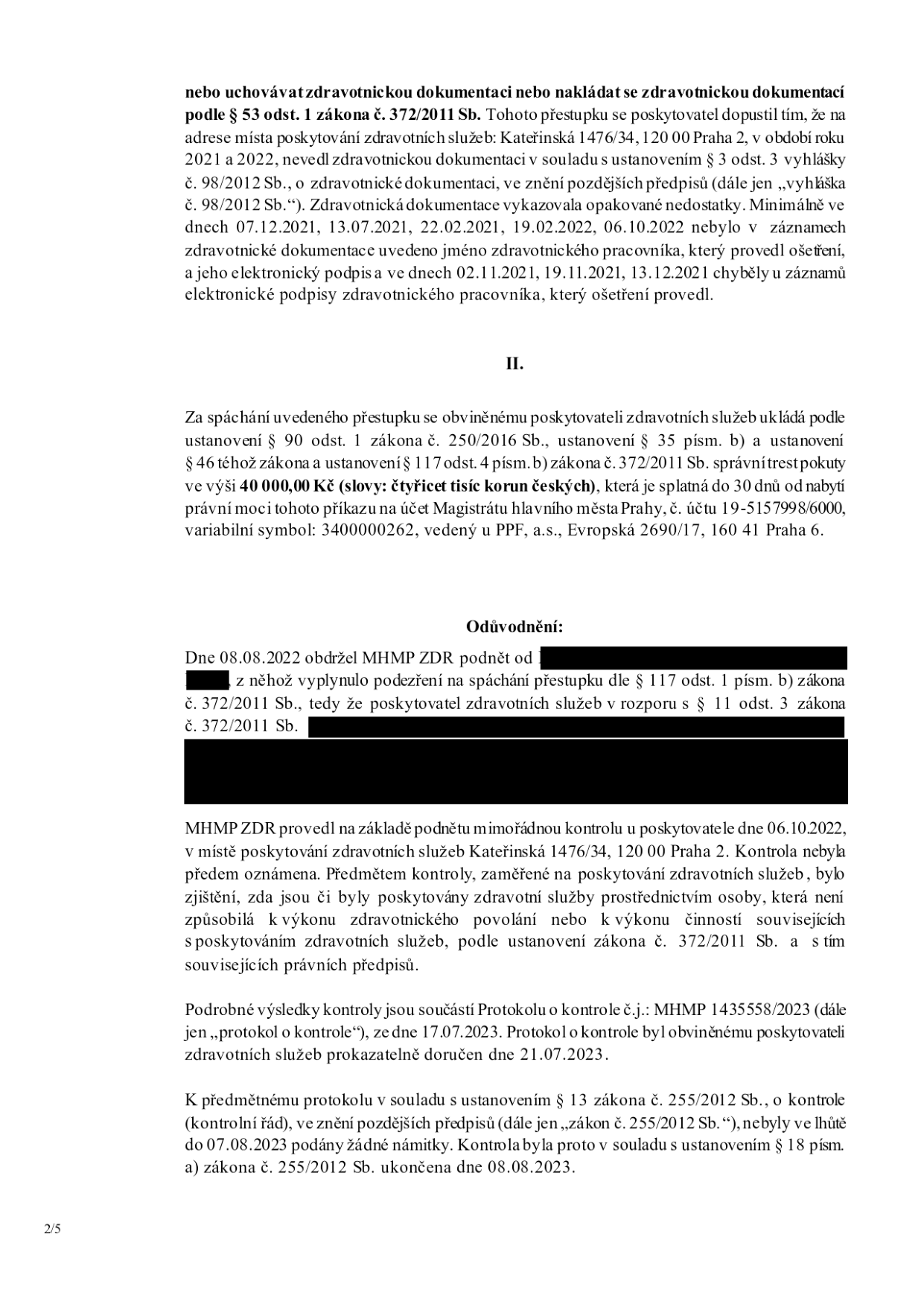 Úřední dokument (strana 2/5) týkající se přestupku poskytovatele zdravotních služeb na adrese Kateřinská 1476/34, 120 00 Praha 2. Obsah: I. Popis přestupku: porušení § 53 odst. 1 zákona č. 372/2011 Sb. v letech 2021 a 2022 (nedostatky ve vedení zdravotnické dokumentace, chybějící podpisy v záznamech z 07.12.2021, 13.07.2021, 22.02.2021, 19.02.2022, 06.10.2022, 02.11.2021, 19.11.2021, 13.12.2021). II. Sankce: pokuta 40 000 Kč splatná do 30 dnů na účet Magistrátu hlavního města Prahy, č. ú. 19-5157998/6000, VS 3400000262. Odůvodnění: MHMP ZDR obdržel podnět 08.08.2022, provedl mimořádnou kontrolu 06.10.2022. Protokol o kontrole č.j. MHMP 1435558/2023 ze dne 17.07.2023 byl doručen 21.07.2023. Námitky nebyly podány, kontrola ukončena 08.08.2023.