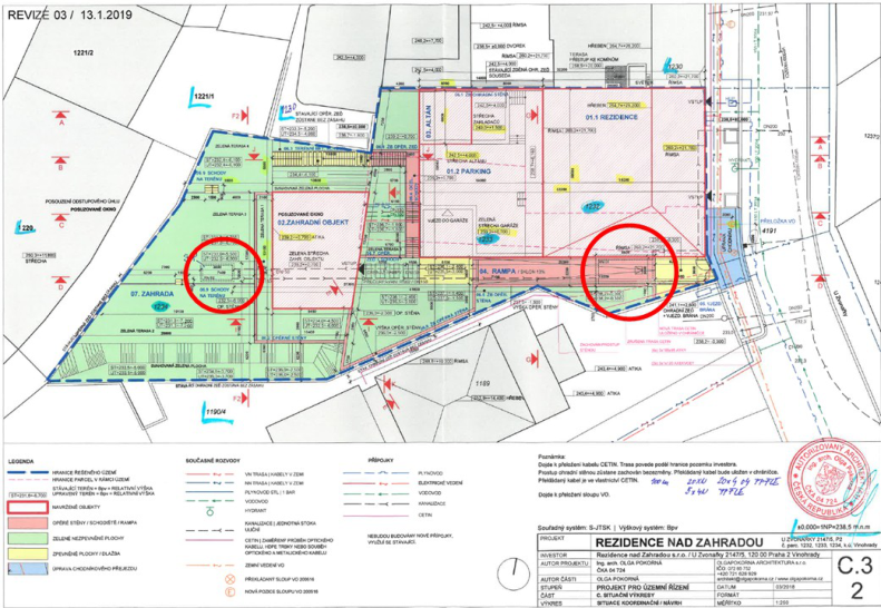 Situační výkres projektu 'REZIDENCE NAD ZAHRADOU', revize 03 ze dne 13.1.2019. Dokument obsahuje plán stavby s vyznačenými objekty: 01.1 Rezidence, 01.2 Parking, 02. Zahradní objekt, 03. Altán, 04. Rampa, 07. Zahrada. V plánu jsou vyznačeny výškové kóty, opěrné stěny, schodiště a přípojky (plynovod, elektrické vedení, vodovod, kanalizace, CETIN). Poznámka k přeložce kabelu CETIN a sloupu VO. Investor: Rezidence nad Zahradou s.r.o., U Zvonařky 2147/5, 120 00 Praha 2 Vinohrady. Autor projektu: Ing. arch. Olga Pokorná, CKA 04 724. Datum: 03/2018. Číslo výkresu: C.3 2. Souřadný systém: S-JTSK, výškový systém: Bpv (s.000=1NP=238,5 m.n.m).