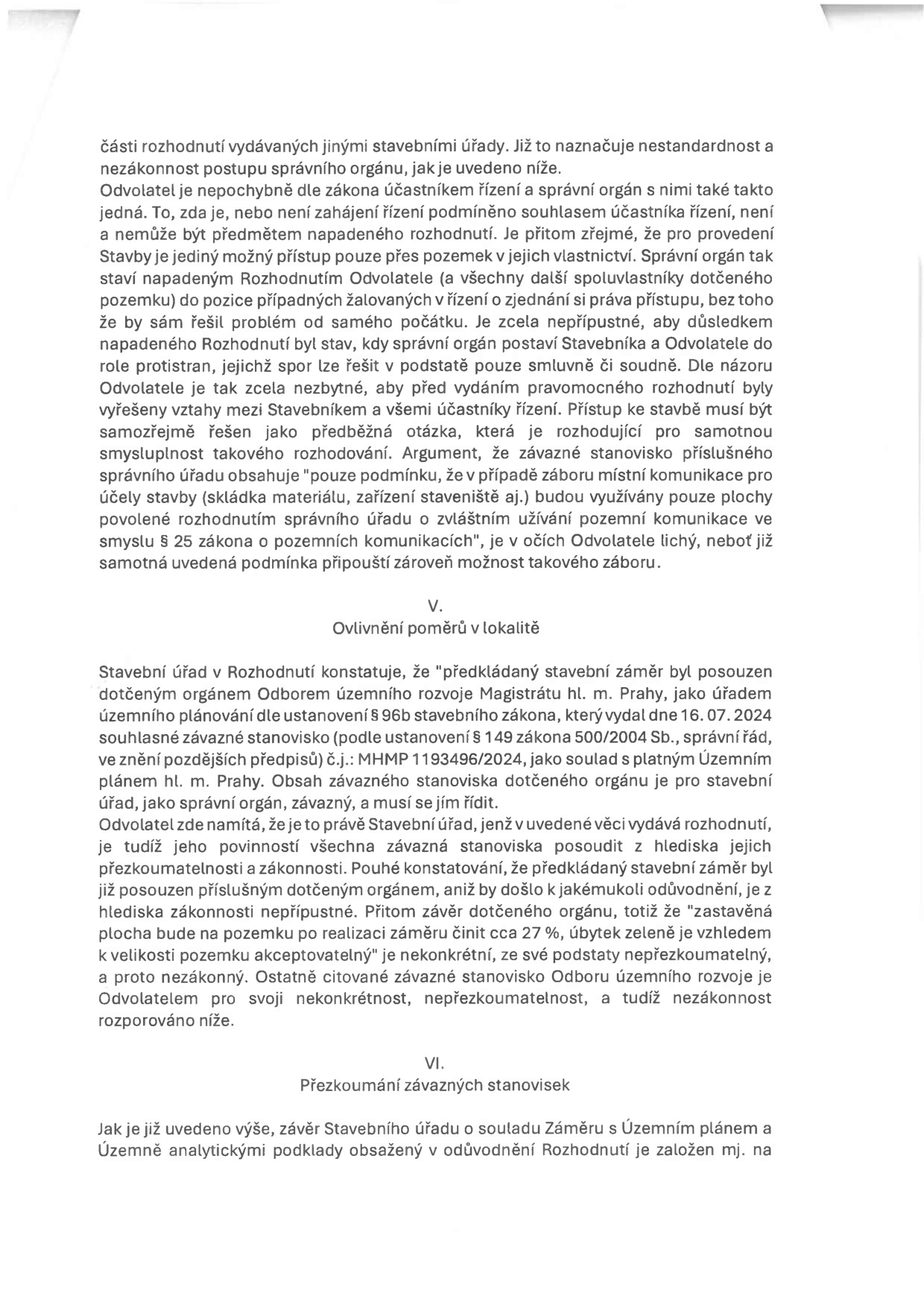 Text odvolání proti stavebnímu rozhodnutí. Obsahuje argumentaci ohledně přístupu přes pozemek, námitek proti závaznému stanovisku Odboru územního rozvoje Magistrátu hl. m. Prahy (č.j. MHMP 1193496/2024 ze dne 16. 07. 2024) a požadavku na přezkoumání závazných stanovisek. Text je rozdělen do bodů V. (Ovlivnění poměrů v lokalitě) a VI. (Přezkoumání závazných stanovisek).