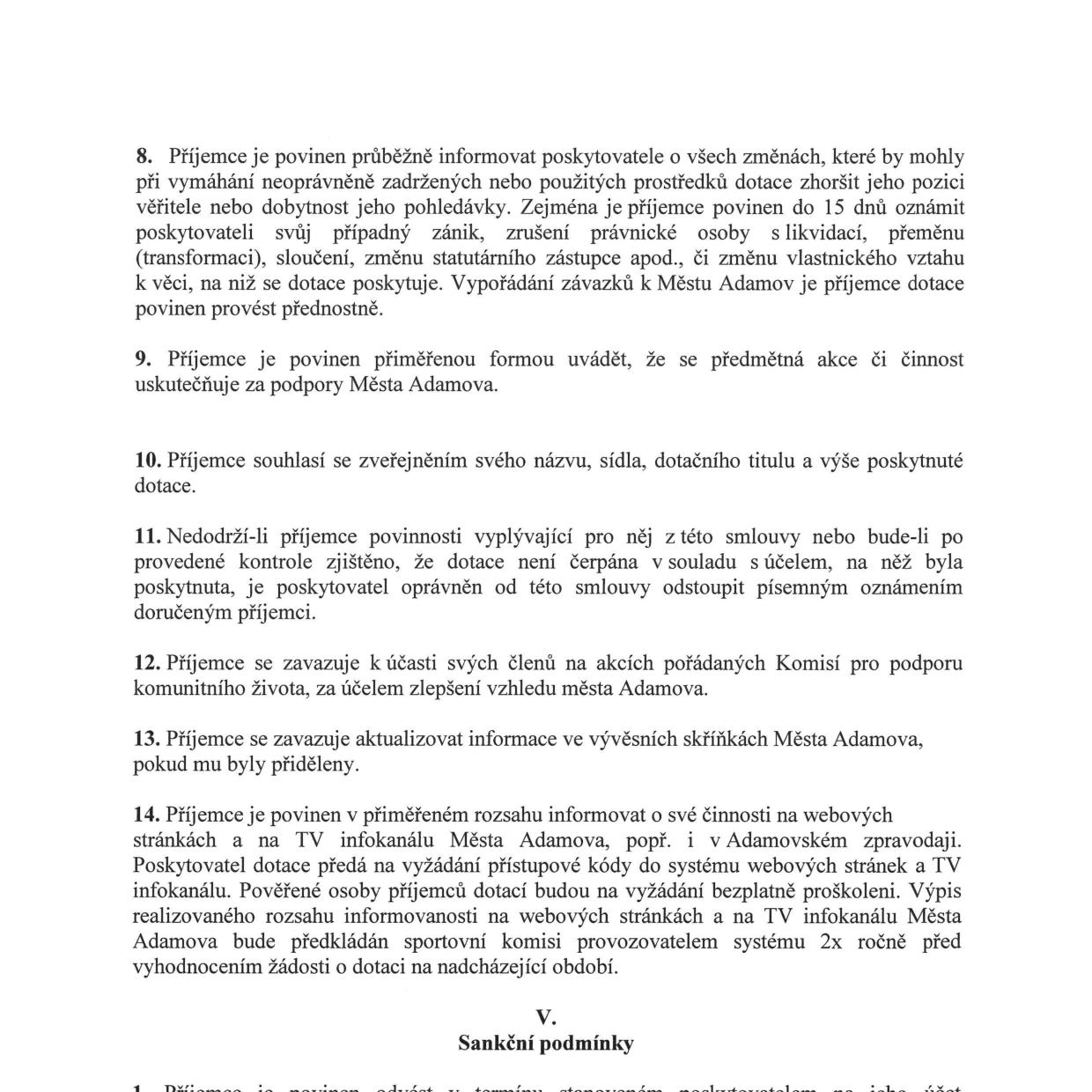 Výňatek ze smlouvy o poskytnutí dotace, obsahující body 8 až 14 a nadpis části V. Sankční podmínky. Body obsahují povinnosti příjemce dotace: 8. Informační povinnost o změnách (zánik, likvidace, změna zástupce atd.) vůči Městu Adamov. 9. Povinnost uvádět podporu Města Adamova. 10. Souhlas se zveřejněním údajů o dotaci. 11. Možnost odstoupení od smlouvy při nedodržení podmínek. 12. Povinnost účasti členů na akcích Komise pro podporu komunitního života. 13. Povinnost aktualizace informací ve vývěsních skříňkách Města Adamova. 14. Povinnost informovat o své činnosti na webu, TV infokanálu a v Adamovském zpravodaji, včetně pravidel pro přístupové kódy a vykazování informovanosti sportovní komisi.
