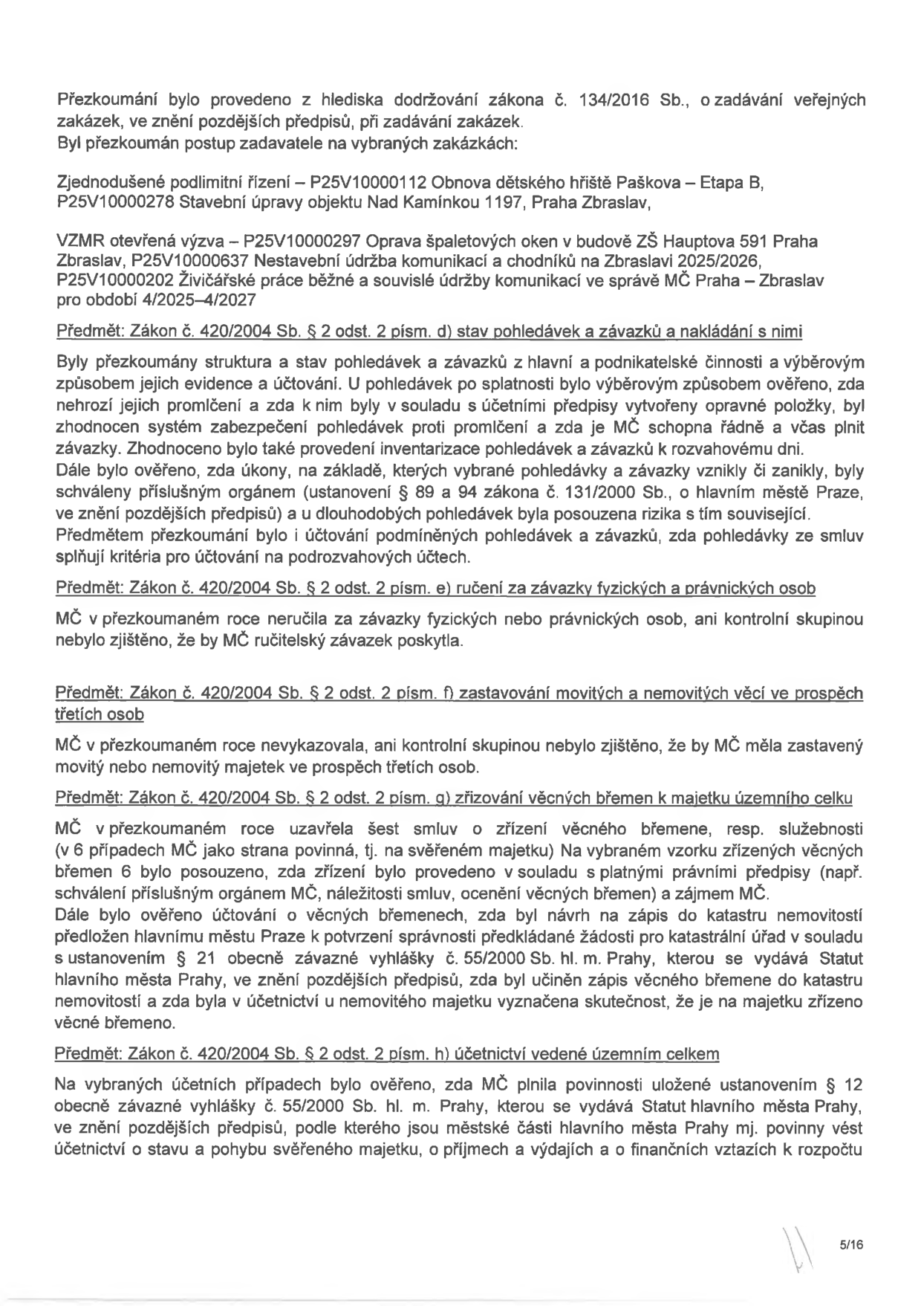 Stránka 5/16 zprávy o přezkoumání hospodaření. Obsahuje následující body: 1. Přezkoumání zadávání veřejných zakázek (P25V10000112, P25V10000278, P25V10000297, P25V10000637, P25V10000202). 2. Stav pohledávek a závazků a nakládání s nimi (kontrola evidence, účtování, inventarizace a schvalování). 3. Ručení za závazky fyzických a právnických osob (nebylo zjištěno). 4. Zastavování movitých a nemovitých věcí ve prospěch třetích osob (nebylo zjištěno). 5. Zřizování věcných břemen k majetku územního celku (kontrola šesti smluv, soulad s předpisy a zápisy v katastru nemovitostí). 6. Účetnictví vedené územním celkem (kontrola plnění povinností dle vyhlášky č. 55/2000 Sb. hl. m. Prahy).