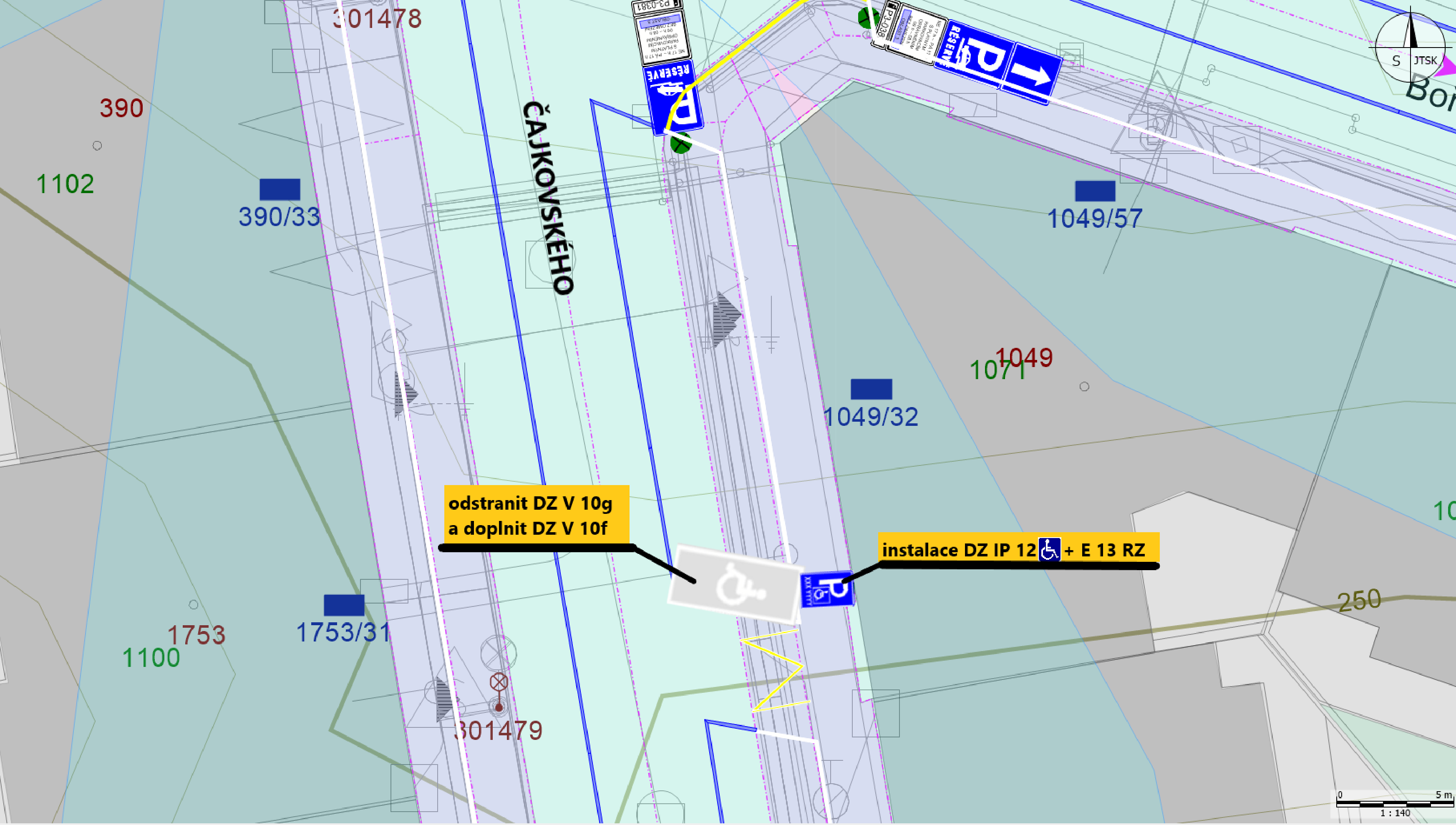 Situační nákres dopravního značení v ulici Čajkovského s vyznačením úprav parkovacího místa pro invalidy.