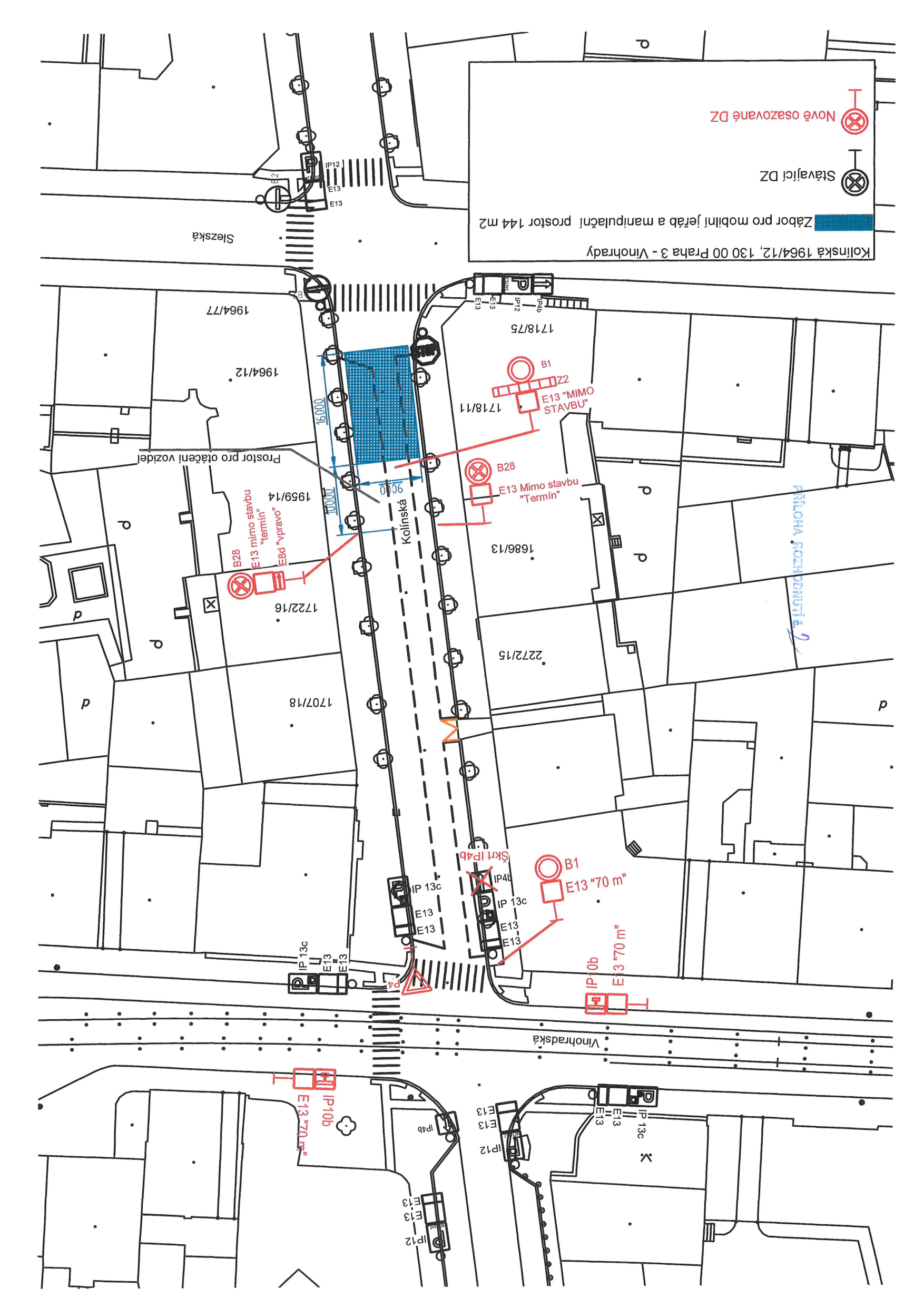Situační nákres dopravního značení pro zábor veřejného prostranství na ulici Kolínská, Praha 3 - Vinohrady. Dokument obsahuje: 1) Označení záboru pro mobilní jeřáb a manipulační prostor o ploše 144 m2 (vyznačeno modře). 2) Prostor pro otáčení vozidel. 3) Rozmístění nově osazovaných dopravních značek (B28 - zákaz zastavení, E13 - dodatkové tabulky s texty 'mimo stavbu', 'termín', 'vpravo', IP4b, IP13c, B1). 4) Identifikaci dotčených parcel (např. 1718/11, 1686/13, 1959/14, 1964/12, 1722/15, 1707/18). 5) Orientaci v ulicích Kolínská, Slezská a Vinohradská. 6) Poznámku 'PŘÍLOHA ROZHODNUTÍ č. 2'.