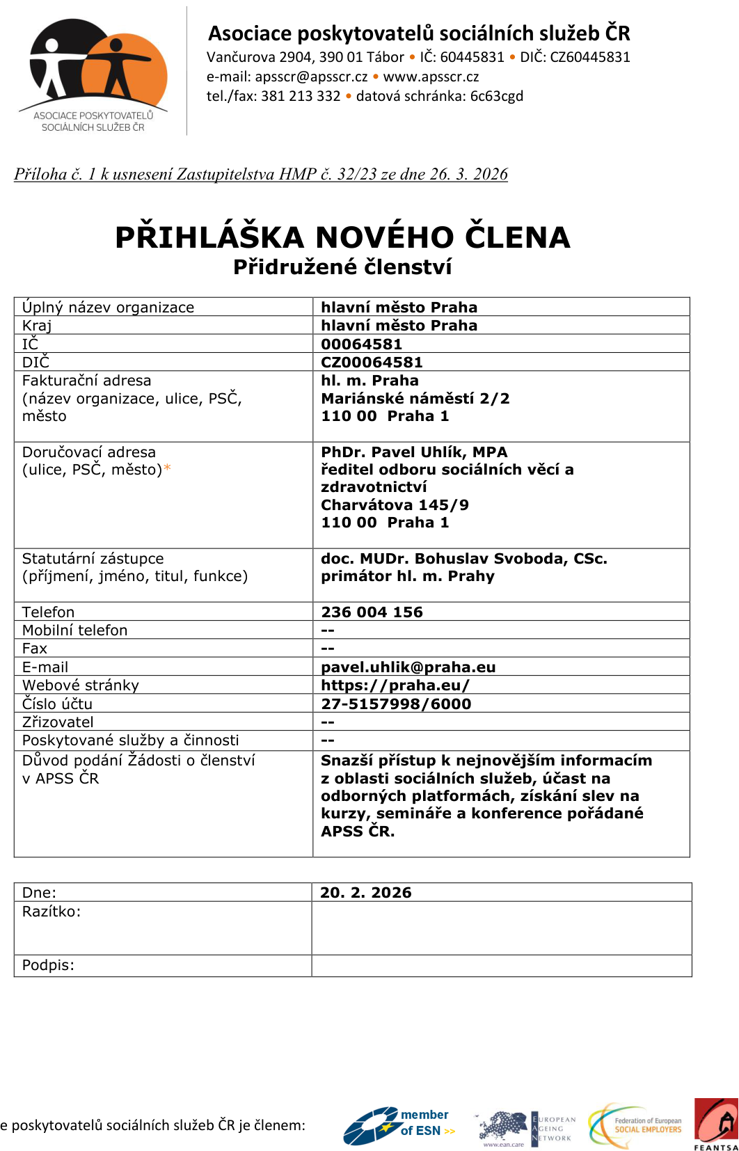 Přihláška nového člena (přidružené členství) do Asociace poskytovatelů sociálních služeb ČR (APSS ČR). Dokument je přílohou č. 1 k usnesení Zastupitelstva HMP č. 32/23 ze dne 26. 3. 2026. Žadatel: hlavní město Praha, IČ: 00064581, DIČ: CZ00064581, fakturační adresa: Mariánské náměstí 2/2, 110 00 Praha 1. Doručovací adresa: PhDr. Pavel Uhlík, MPA, ředitel odboru sociálních věcí a zdravotnictví, Charvátova 145/9, 110 00 Praha 1. Statutární zástupce: doc. MUDr. Bohuslav Svoboda, CSc., primátor hl. m. Prahy. Kontakt: 236 004 156, pavel.uhlik@praha.eu, web: https://praha.eu/, číslo účtu: 27-5157998/6000. Důvod podání: snazší přístup k informacím, účast na odborných platformách, slevy na kurzy, semináře a konference. Datum podání: 20. 2. 2026.