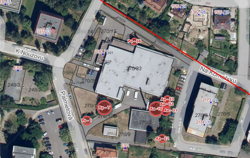 Ortofoto mapa s vyznačenými pozemky a body zájmu (stavební záměr) v oblasti ulic K Nouzovu a Na Komeřsku.