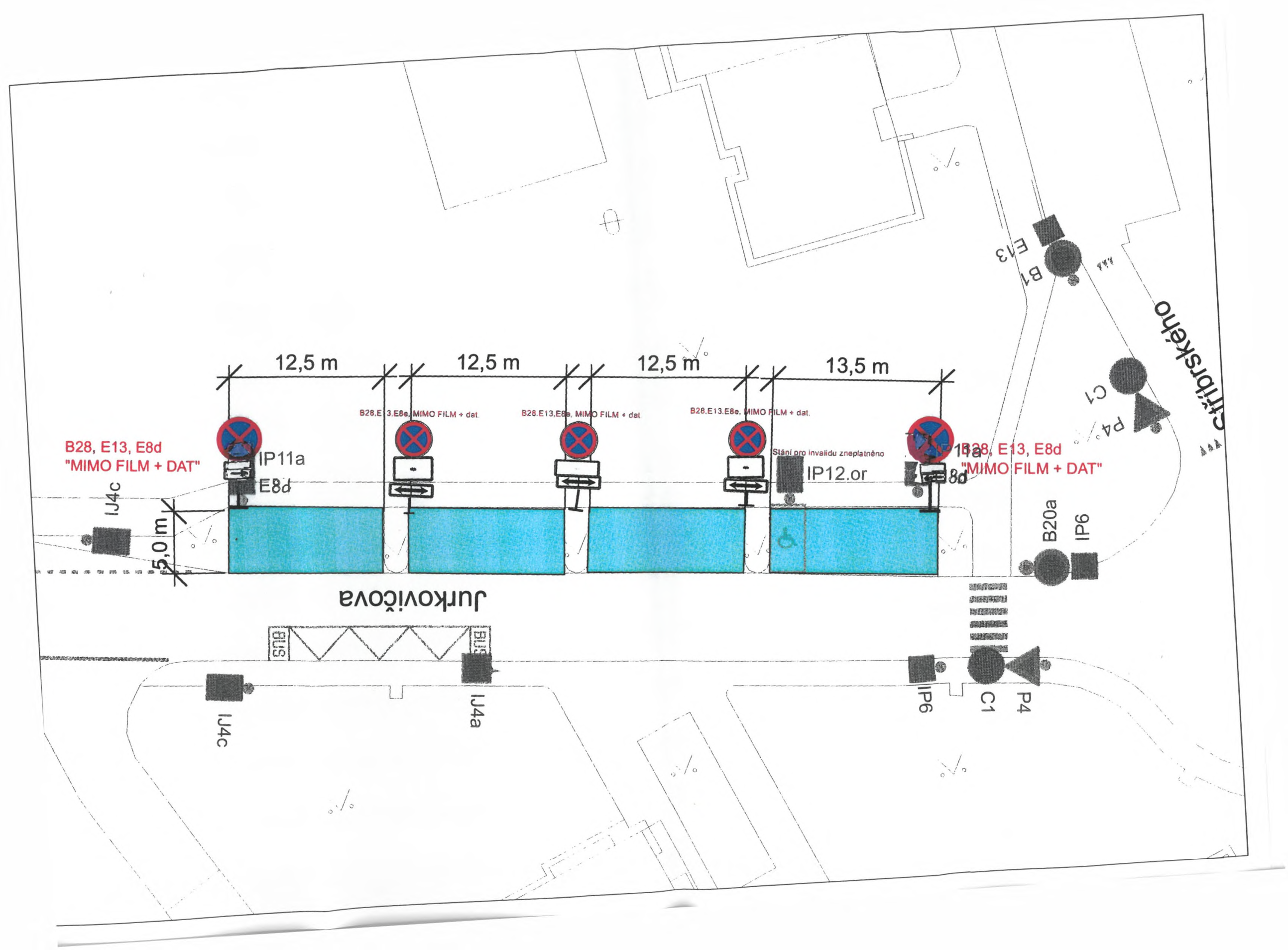 Situační nákres dopravního značení v ulici Jurkovičova. Plán obsahuje parkovací stání o celkové délce 51,5 m (rozděleno na úseky 12,5 m, 12,5 m, 12,5 m a 13,5 m). Značení zahrnuje zákaz zastavení (B28) s dodatkovými tabulkami E13, E8d a textem 'MIMO FILM + DAT'. Dále je vyznačeno parkoviště pro invalidy (IP12.or) a značky IP11a, IJ4c, IJ4a, B20a, IP6, C1, P4. V plánu je patrná ulice Jurkovičova a napojení na ulici Stříbrského.