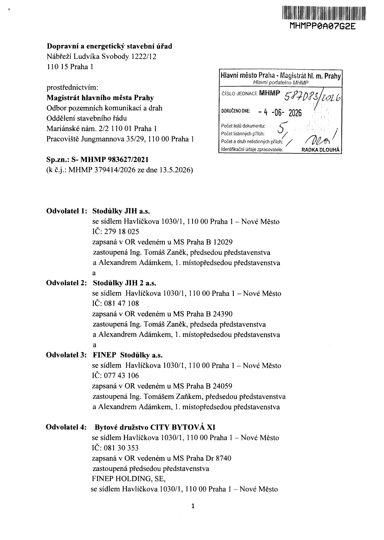 Úřední dokument (strana 1) adresovaný Dopravnímu a energetickému stavebnímu úřadu, Praha. Spisová značka: S- MHMP 983627/2021 (k č.j.: MHMP 379414/2026 ze dne 13.5.2026). Razítko podatelny MHMP: č.j. MHMP 587083/2026, doručeno 4.6.2026. Seznam odvolatelů: 1. Stodůlky JIH a.s. (IČ: 279 18 025), 2. Stodůlky JIH 2 a.s. (IČ: 081 47 108), 3. FINEP Stodůlky a.s. (IČ: 077 43 106), 4. Bytové družstvo CITY BYTOVÁ XI (IČ: 081 30 353). Všichni odvolatelé mají sídlo na adrese Havlíčkova 1030/1, 110 00 Praha 1 – Nové Město a jsou zastoupeni Ing. Tomášem Zaňkem a Alexandrem Adámkem.