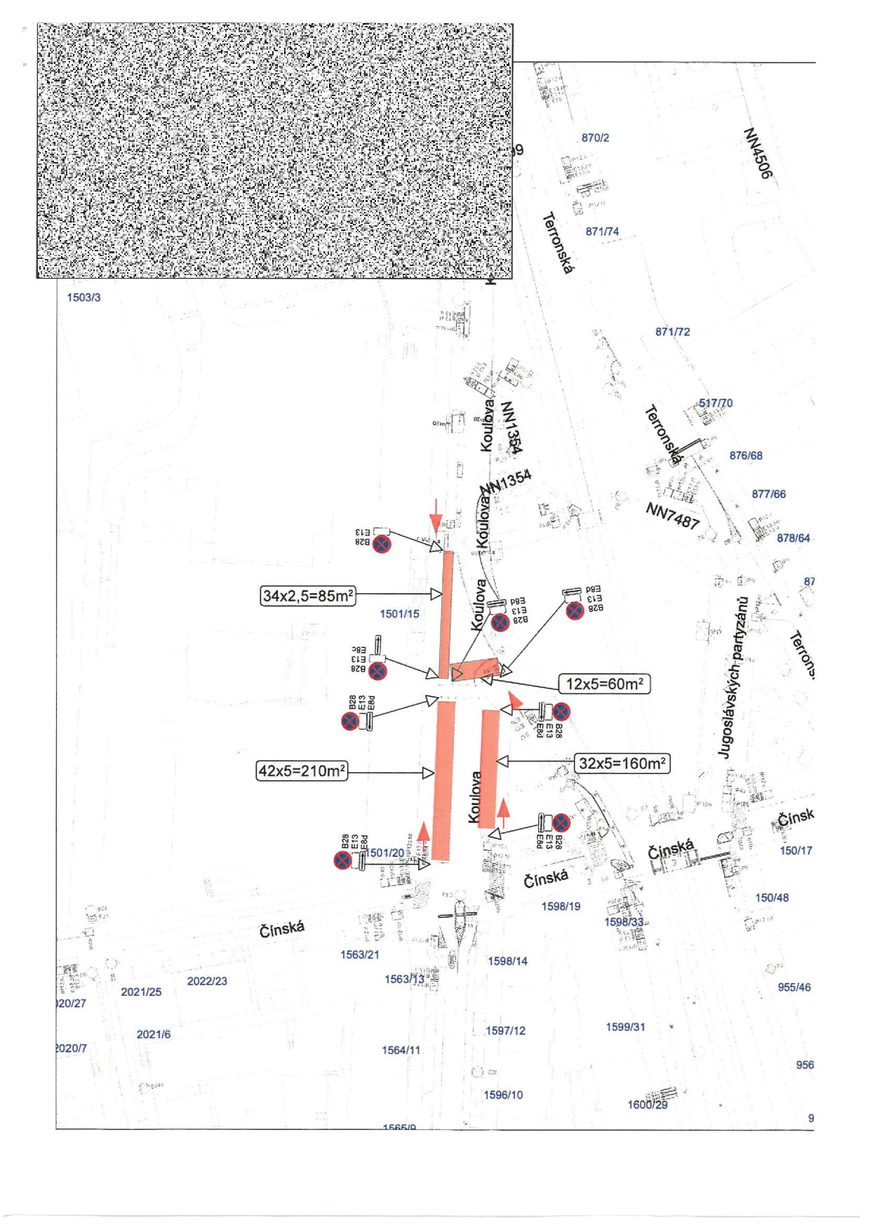 Situační nákres dopravního značení nebo záborů na ulicích Koulova a Čínská. Mapa obsahuje vyznačené plochy s výpočty rozměrů: 34x2,5=85m², 12x5=60m², 42x5=210m² a 32x5=160m². V mapě jsou vyznačeny ulice Koulova, Čínská, Terronská a Jugoslávských partyzánů, dále čísla parcel (např. 1503/3, 870/2, 871/74, 871/72, 517/70, 876/68, 877/66, 878/64, 1501/15, 1501/20, 1598/19, 1598/33, 1563/21, 1563/13, 1598/14, 1597/12, 1599/31, 1600/29, 1596/10, 1564/11, 2021/25, 2022/23, 2021/6, 2020/7, 150/17, 150/48, 955/46, 956) a označení NN1354, NN7487, NN4506. Jsou zde zobrazeny symboly zákazu zastavení (značky B28, E13, E8d).