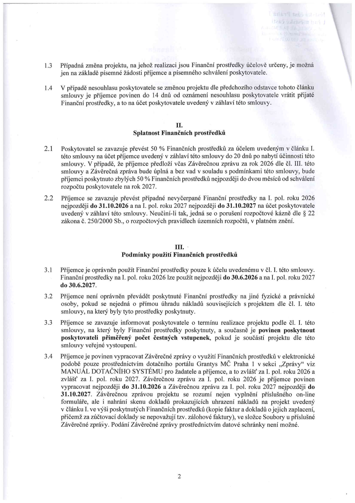 Strana 2 smlouvy o poskytnutí finančních prostředků. Obsahuje body: 1.3 (změna projektu), 1.4 (vrácení prostředků), II. Splatnost finančních prostředků (2.1: 50 % po podpisu, zbylých 50 % po vyúčtování za rok 2026 do 31.10.2027), 2.2 (vrácení nevyčerpaných prostředků za rok 2026 do 31.10.2026), III. Podmínky použití finančních prostředků (3.1: termíny použití do 30.6.2026 a 30.6.2027, 3.2: zákaz převodu na jiné osoby, 3.3: povinnost informovat o realizaci a poskytnout čestné vstupenky, 3.4: povinnost vypracovat závěrečné zprávy v elektronickém portálu Granty MČ Praha 1, termíny odevzdání 31.10.2026 a 31.10.2027, způsob doložení faktur a dokladů o zaplacení).