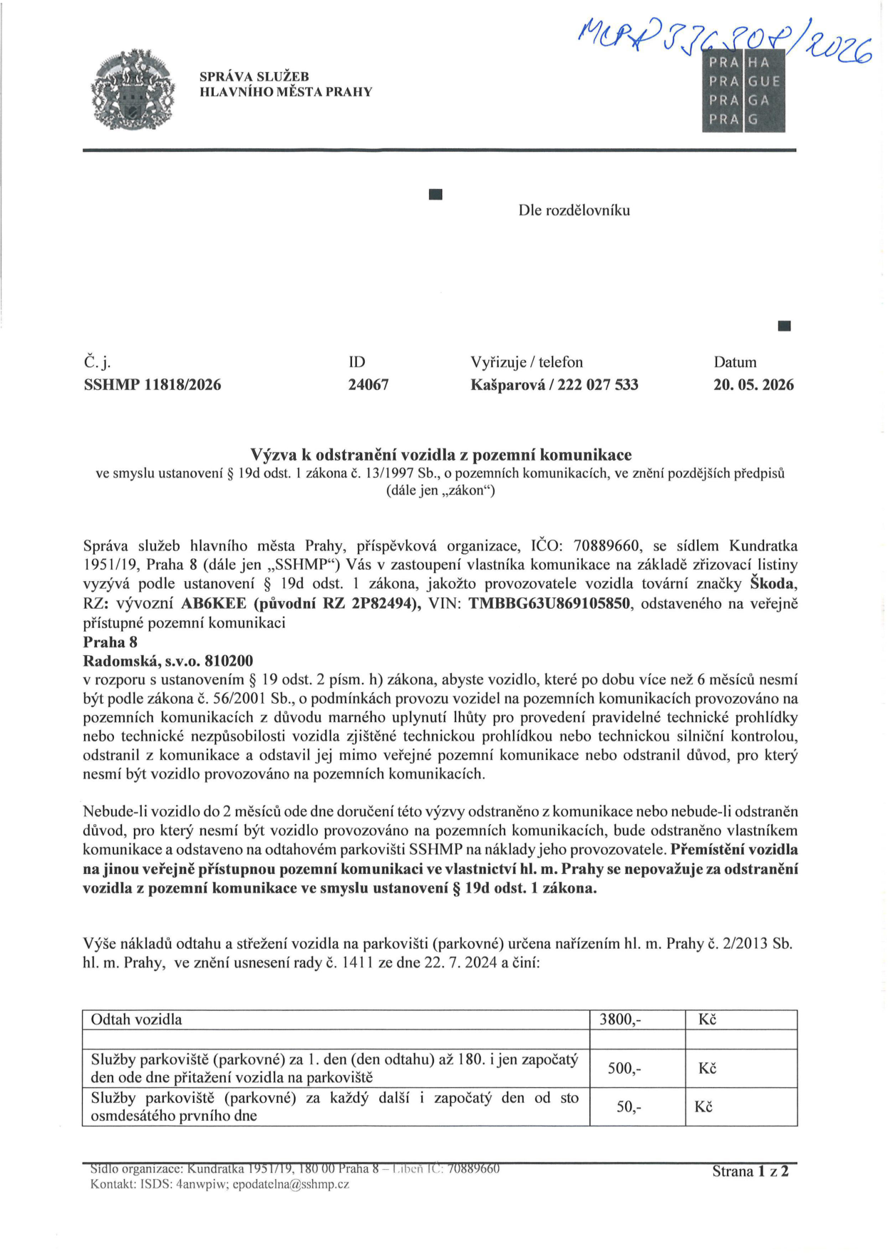 Výzva k odstranění vozidla z pozemní komunikace, vydaná Správou služeb hlavního města Prahy (SSHMP), č.j. SSHMP 11818/2026, ID 24067, datum 20. 05. 2026. Týká se vozidla Škoda, RZ: vývozní AB6KEE (původní RZ 2P82494), VIN: TMBBG63U869105850, odstaveného na Radomské ulici v Praze 8. Důvodem je propadlá technická kontrola (více než 6 měsíců). Vozidlo musí být odstraněno do 2 měsíců od doručení výzvy, jinak bude odtaženo na náklady provozovatele. Ceník odtahu: odtah vozidla 3800 Kč, parkovné (1.-180. den) 500 Kč/den, parkovné od 181. dne 50 Kč/den.