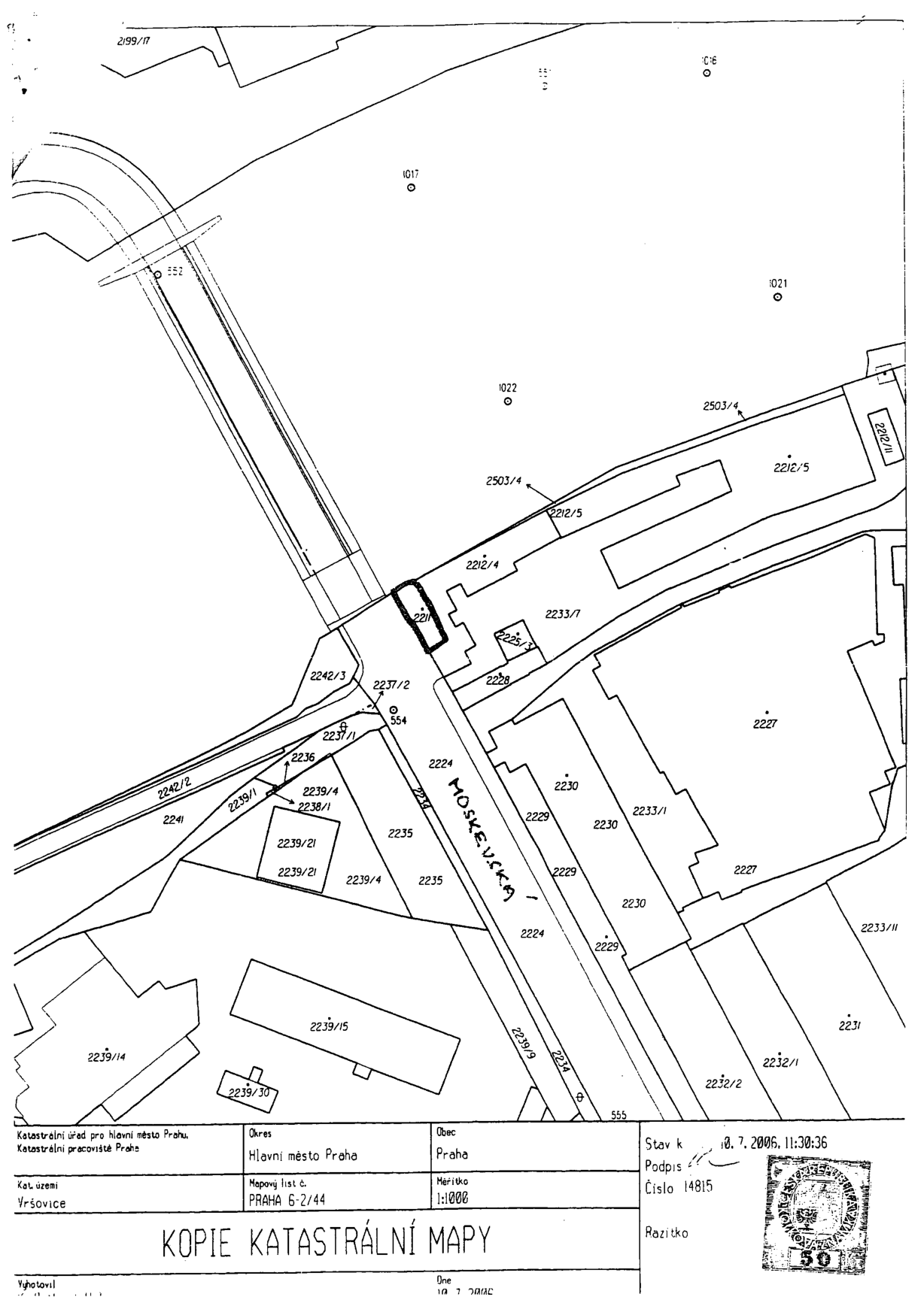 Kopie katastrální mapy pro katastrální území Vršovice, Praha. Mapa zobrazuje parcely v okolí ulice Moskevská, včetně parcelních čísel (např. 2211, 2224, 2227, 2239/15, 2239/30, 2239/21, 2239/4, 2235, 2234, 2232/1, 2232/2, 2233/1, 2233/7, 2230, 2229, 2228, 2225/3, 2212/4, 2212/5, 2212/11, 2503/4, 2503/3, 2242/3, 2237/2, 2239/1, 2236, 2241, 2242/2, 2239/14). V mapě jsou vyznačeny body (např. 1017, 1022, 1021, 1016, 552, 554, 555). Dokument obsahuje hlavičku: Katastrální úřad pro hlavní město Prahu, katastrální pracoviště Praha, katastrální území Vršovice, okres Hlavní město Praha, obec Praha, mapový list č. PRAHA 6-2/44, měřítko 1:1000, datum 18. 7. 2006, 11:30:36, číslo 14815.