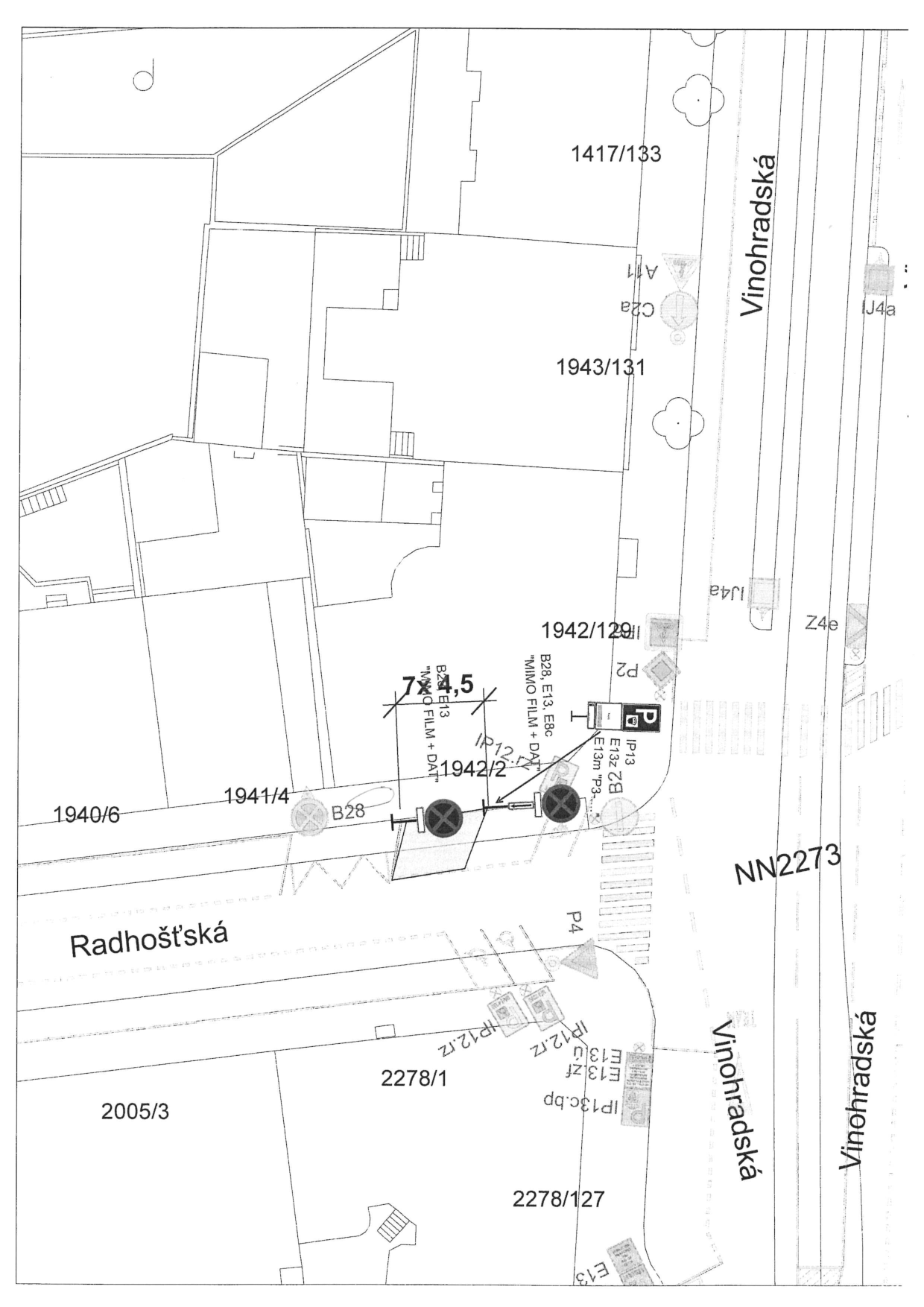Situační nákres dopravního značení v křižovatce ulic Vinohradská a Radhošťská. Zobrazeny parcely č. 1417/133, 1943/131, 1942/129, 1941/4, 1942/2, 2005/3, 2278/1, 2278/127 a NN2273. V plánu jsou vyznačeny dopravní značky: B28 (zákaz zastavení), E13 (dodatkové tabulky), IP12 (vyhrazené parkoviště), IP13 (parkoviště), P2 (hlavní pozemní komunikace), P4 (dej přednost v jízdě), A11 (práce na silnici), C2a (přikázaný směr jízdy vpravo), IP13c.bp, E13.f, E13.c, E13m, E8c, Z8. Uveden rozměr 7x4,5 m pro parkovací stání.