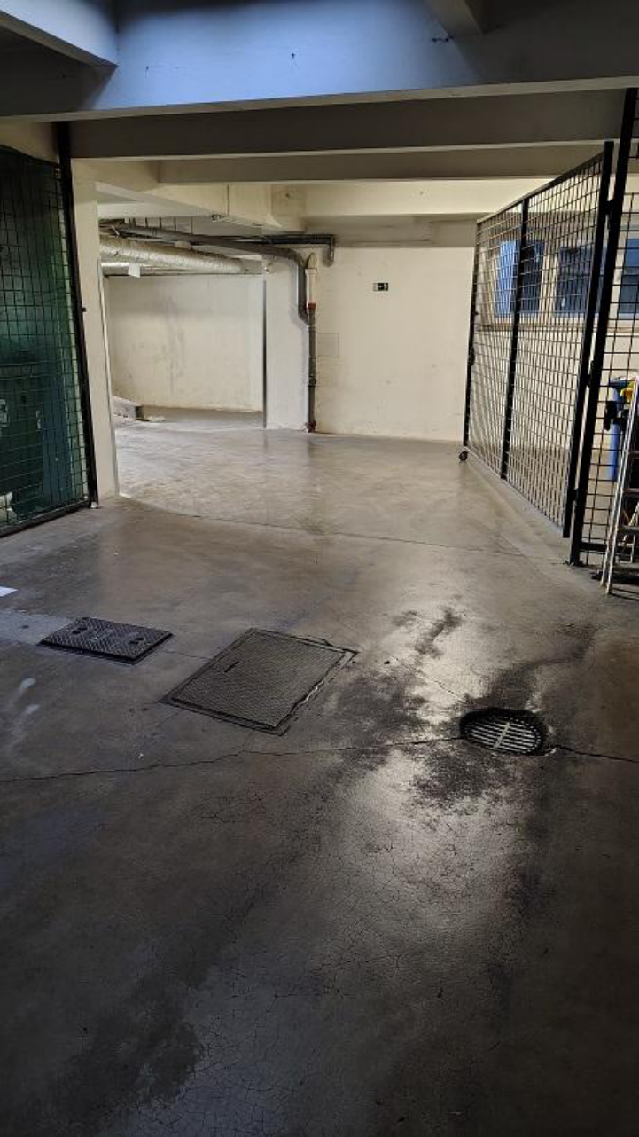 Fotografie interiéru podzemních prostor nebo garáží, pravděpodobně dokládající technický stav objektu v rámci stavebního řízení.