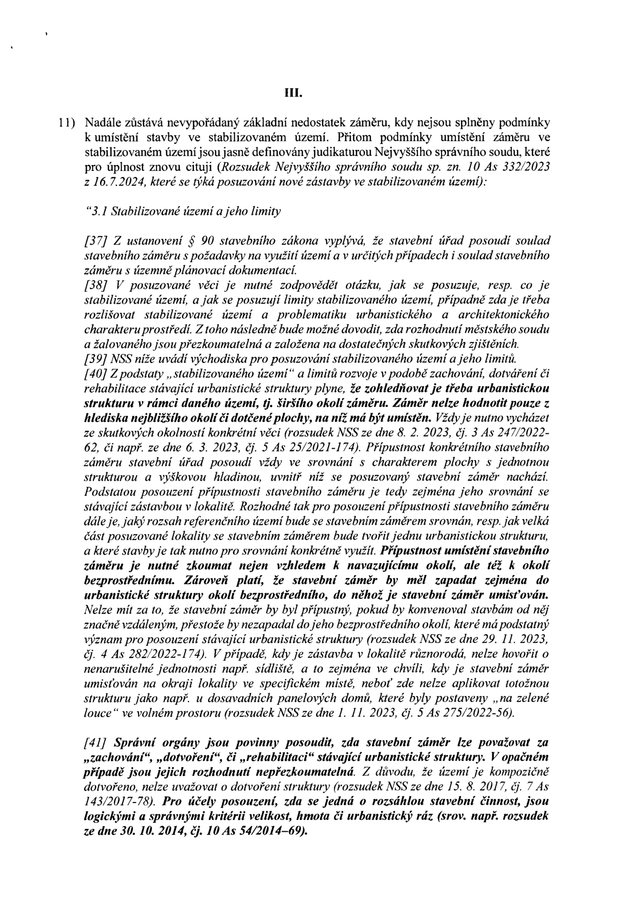 Text dokumentu III. bod 11, který se zabývá posuzováním stavebního záměru ve stabilizovaném území. Obsahuje citace judikatury Nejvyššího správního soudu (NSS), konkrétně rozsudky sp. zn. 10 As 332/2023, 3 As 247/2022-62, 5 As 25/2021-174, 4 As 282/2022-174, 5 As 275/2022-56, 7 As 143/2017-78 a 10 As 54/2014-69. Text vysvětluje, že stavební úřad musí posoudit soulad záměru s urbanistickou strukturou, širším okolím a charakterem plochy, přičemž nelze hodnotit záměr pouze z hlediska nejbližšího okolí.