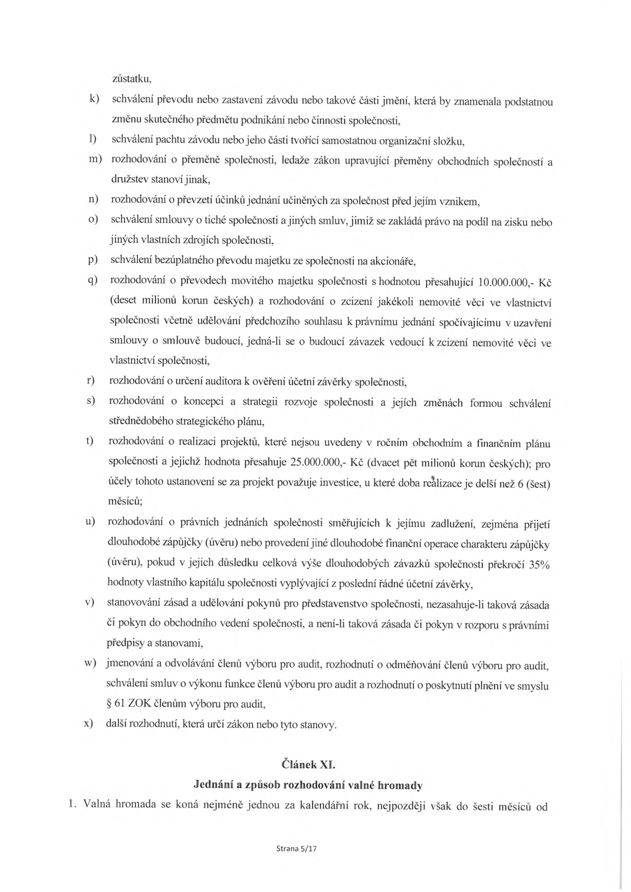 Výňatek ze stanov společnosti (strana 5/17), obsahující body k) až x) vymezující pravomoci orgánu společnosti (pravděpodobně valné hromady), týkající se schvalování převodů majetku, smluv, auditů, strategií a investic. Dále začátek Článku XI. 'Jednání a způsob rozhodování valné hromady', bod 1: Valná hromada se koná nejméně jednou za kalendářní rok, nejpozději však do šesti měsíců od konce účetního období (zůstatek textu).