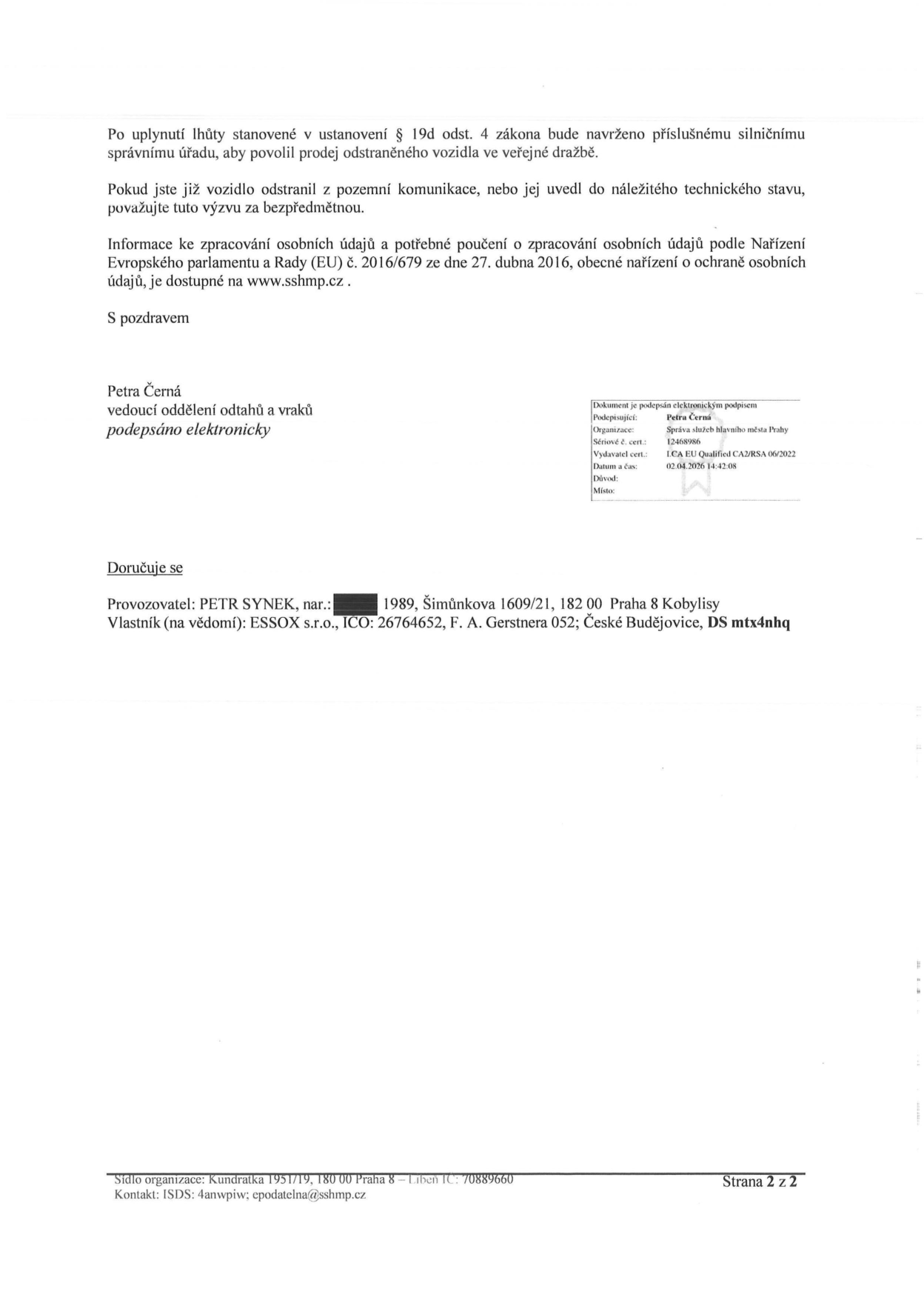 Druhá strana úředního oznámení Správy služeb hlavního města Prahy (SSHMP) týkajícího se odstranění vozidla. Obsah: Upozornění, že po uplynutí lhůty dle § 19d odst. 4 zákona bude navrženo prodej vozidla ve veřejné dražbě. Pokud bylo vozidlo již odstraněno nebo opraveno, výzva je bezpředmětná. Informace o zpracování osobních údajů jsou dostupné na www.sshmp.cz. Podepsáno elektronicky: Petra Černá, vedoucí oddělení odtahů a vraků (datum podpisu 02.04.2026). Doručuje se: provozovatel Petr Synek, nar. 1989, Šimůnkova 1609/21, 182 00 Praha 8 Kobylisy; vlastník (na vědomí): ESSOX s.r.o., IČO 26764622, F. A. Gerstnera 052, České Budějovice, DS mtx4nhq. Sídlo organizace: Kundratka 1951/19, 180 00 Praha 8, IČ: 70889660, kontakt ISDS: 4anwpiw, e-mail: epodatelna@sshmp.cz.