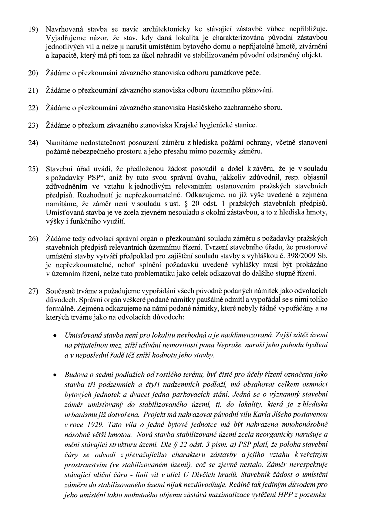 Text dokumentu obsahující body 19 až 27 odvolání proti stavebnímu záměru: 19) Námitka proti architektonickému nesouladu stavby s původní zástavbou vil. 20-23) Žádosti o přezkoumání stanovisek (památková péče, územní plánování, hasiči, hygiena). 24) Námitka nedostatečného posouzení požární ochrany. 25) Námitka nepřezkoumatelnosti rozhodnutí stavebního úřadu. 26) Žádost o přezkoumání souladu s pražskými stavebními předpisy. 27) Požadavek na vypořádání námitek, zejména: nevhodnost a nadimenzovanost stavby, zátěž pro pana Nepraše, narušení pohody bydlení, snížení hodnoty nemovitosti. Dále kritika projektu: sedmipodlažní budova (3 podzemní, 4 nadzemní) nahrazující vilu z roku 1929, 18 bytových jednotek, 21 parkovacích stání, nerespektování uliční čáry v ulici U Dívčích hradů, motivace maximalizací HPP (hrubé podlažní plochy).
