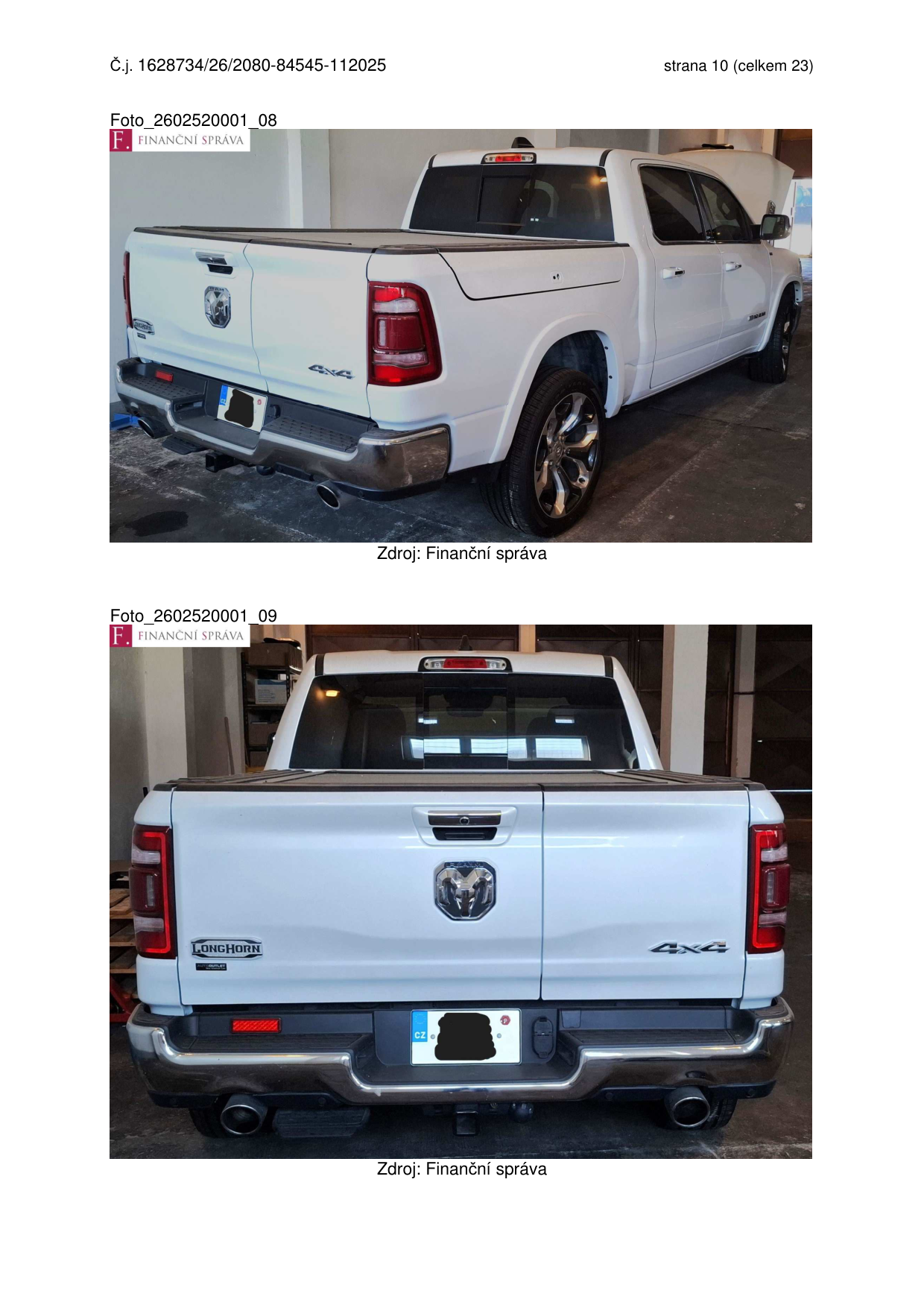 Fotografie bílého pickupu značky RAM, pravděpodobně pořizovaná jako důkazní materiál v rámci finanční správy.