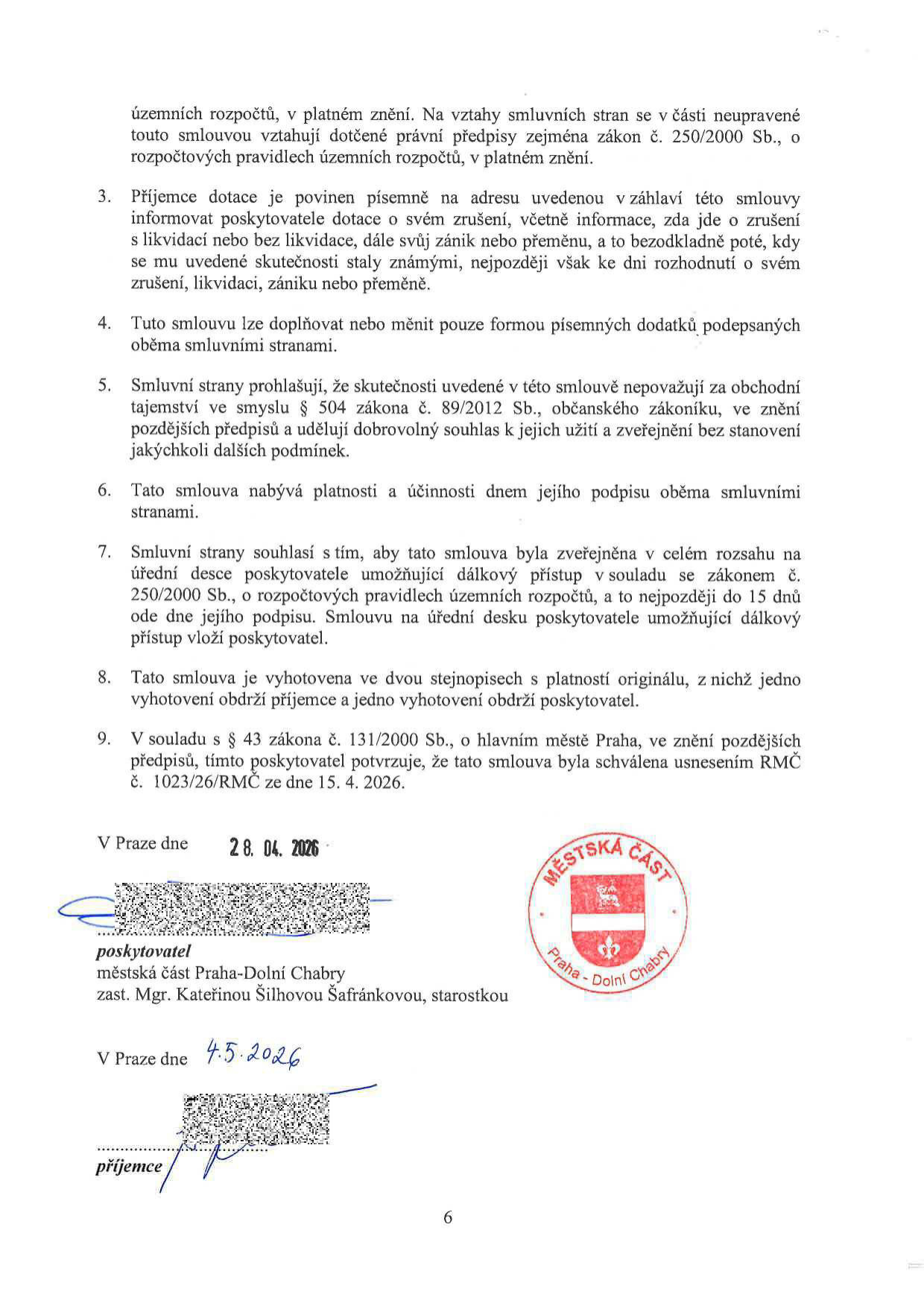 Závěrečná část smlouvy o poskytnutí dotace. Obsahuje body 3 až 9: povinnost informovat o zrušení/zániku, změny smlouvy písemnou formou, prohlášení o obchodním tajemství, nabytí účinnosti, zveřejnění na úřední desce, vyhotovení ve dvou stejnopisech a odkaz na usnesení RMC č. 1023/26/RMC ze dne 15. 4. 2026. Podepsáno za poskytovatele (městská část Praha-Dolní Chabry, zastoupená starostkou Mgr. Kateřinou Šilhovou Šafránkovou) dne 28. 04. 2026 a za příjemce dne 4. 5. 2026.