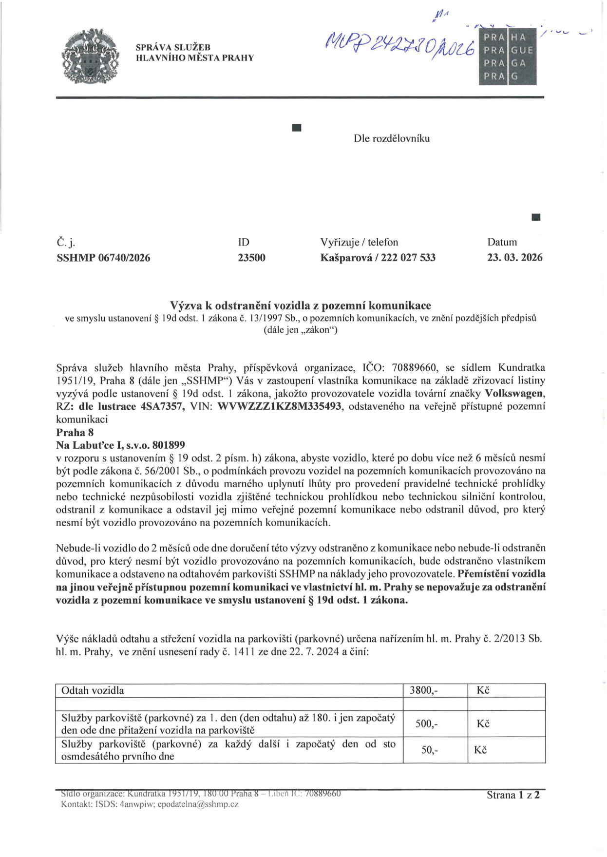 Úřední výzva k odstranění vozidla z pozemní komunikace. Vydavatel: Správa služeb hlavního města Prahy (SSHMP), Kundratka 1951/19, Praha 8. Číslo jednací: SSHMP 06740/2026, ID 23500, datum 23. 03. 2026. Adresát: Na Labuťce I, s.v.o. 801899. Předmět: Výzva k odstranění vozidla Volkswagen, RZ: 4SA7357, VIN: WVWZZZ1KZ8M335493, které je na pozemní komunikaci déle než 6 měsíců bez platné technické kontroly. Pokud nebude vozidlo do 2 měsíců odstraněno, bude odtaženo na náklady provozovatele. Ceník odtahu a parkovného: Odtah vozidla 3800 Kč, parkovné za 1. den (den odtahu) až 180. den 500 Kč/den, za každý další započatý den 50 Kč.