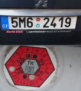 Česká registrační značka (SPZ) vozidla: 5M6 2419, s modrým proužkem CZ a dvěma kontrolními nálepkami (TK a ME) na prostředku tabulky. Spodní detailní záběr čer…