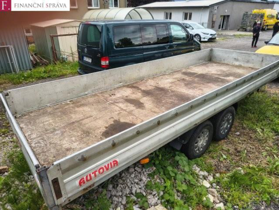 Fotografie přívěsného vozíku značky Autovia, který je předmětem dražby nebo prodeje v rámci úřední desky Finanční správy.