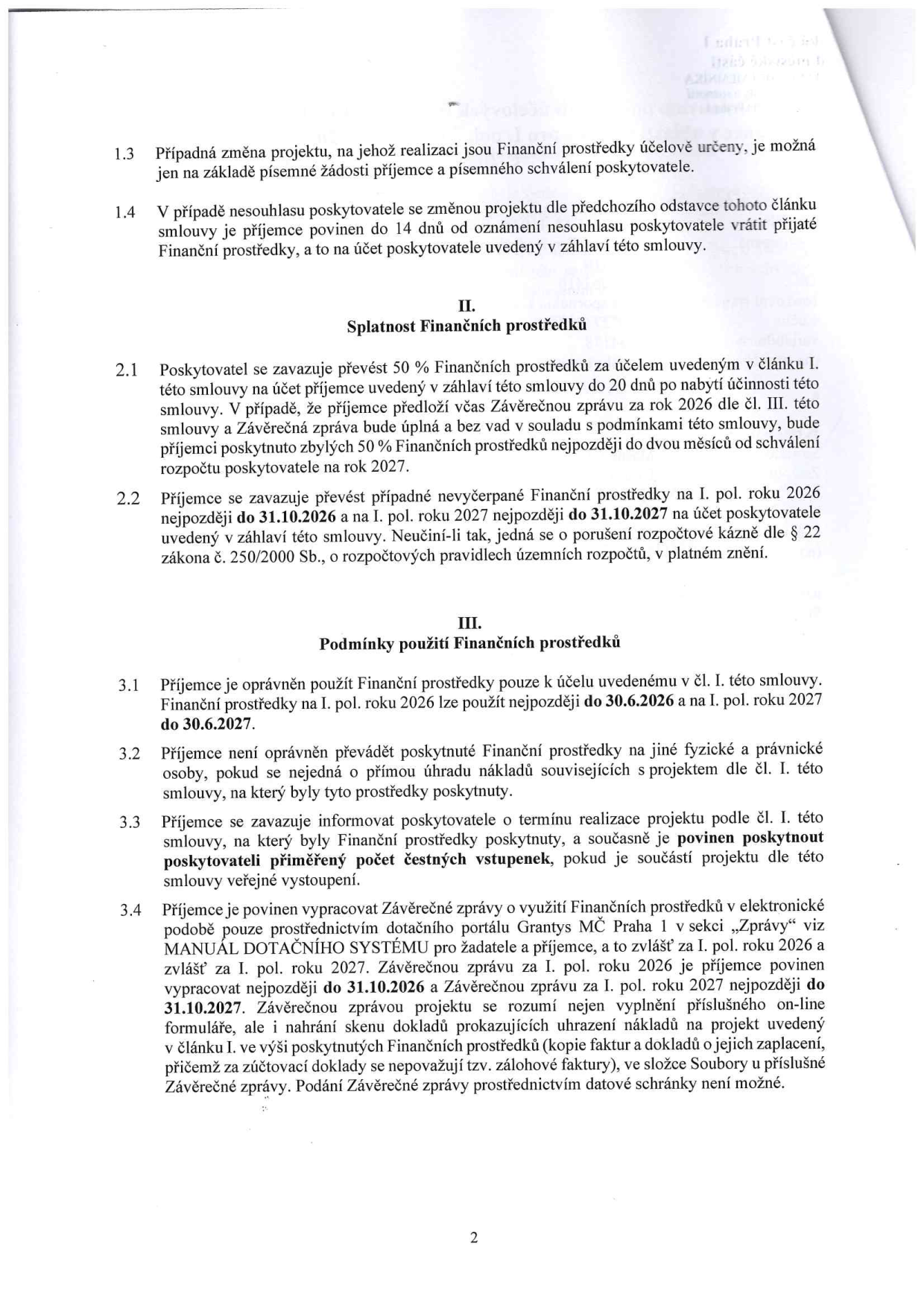 Strana 2 smlouvy o poskytnutí finančních prostředků. Obsahuje body: 1.3 (změna projektu), 1.4 (nesouhlas poskytovatele), II. Splatnost finančních prostředků (2.1: převod 50 % do 20 dnů od účinnosti, zbytek po schválení závěrečné zprávy za rok 2026; 2.2: termíny vrácení nevyčerpaných prostředků do 31.10.2026 a 31.10.2027), III. Podmínky použití finančních prostředků (3.1: termíny použití do 30.6.2026 a 30.6.2027; 3.2: zákaz převodu na jiné osoby; 3.3: povinnost informovat o termínu a poskytnout vstupenky; 3.4: povinnost vypracovat závěrečné zprávy přes dotační portál Granty MČ Praha 1 do 31.10.2026 a 31.10.2027 včetně doložení dokladů o úhradě).