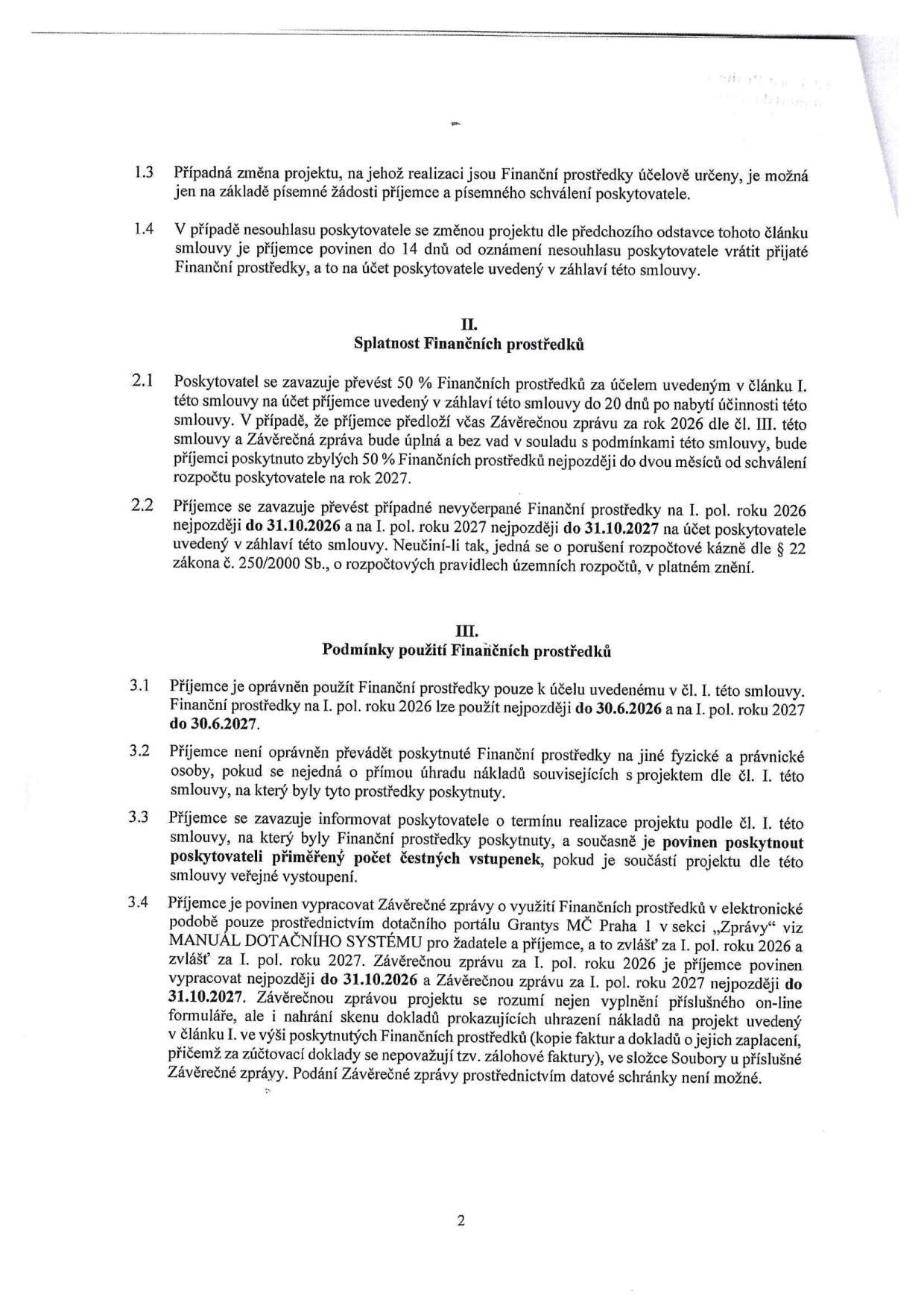 Strana 2 smlouvy o poskytnutí finančních prostředků. Obsahuje body: 1.3 (změna projektu), 1.4 (nesouhlas poskytovatele), II. Splatnost finančních prostředků (2.1 - výplata 50 % a 50 %, 2.2 - vrácení nevyčerpaných prostředků do 31.10.2026 a 31.10.2027), III. Podmínky použití finančních prostředků (3.1 - termíny použití do 30.6.2026 a 30.6.2027, 3.2 - zákaz převodu na jiné osoby, 3.3 - informační povinnost, 3.4 - povinnost vypracovat závěrečné zprávy přes portál Grantys MČ Praha 1 do 31.10.2026 a 31.10.2027).