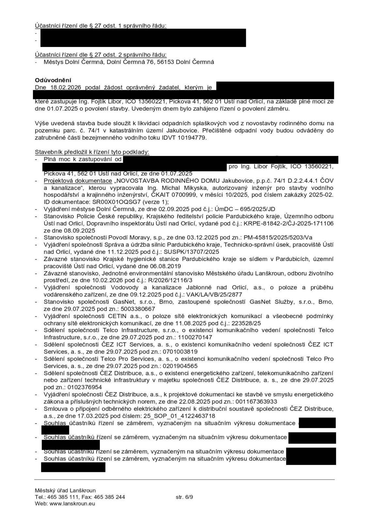 Úřední dokument Městského úřadu Lanškroun (strana 6/9) týkající se povolení stavby pro likvidaci odpadních vod z novostavby rodinného domu na pozemku parc. č. 74/1 v k.ú. Jakubovice. Dokument obsahuje: Účastníci řízení (Městys Dolní Čermná), odůvodnění zahájení řízení dne 18.02.2026 na základě žádosti zastupované Ing. Liborem Fojtíkem (IČO 13560221). Seznam podkladů: plná moc, projektová dokumentace (Ing. Michal Mikyska), vyjádření Městysu Dolní Čermná (02.09.2025), stanovisko Policie ČR (08.09.2025), stanovisko Povodí Moravy (03.12.2025), vyjádření Správy a údržby silnic Pardubického kraje (11.12.2025), závazné stanovisko Krajské hygienické stanice (06.08.2019), závazné stanovisko Městského úřadu Lanškroun (10.02.2026), vyjádření Vodovodů a kanalizací Jablonné nad Orlicí (09.12.2025), stanovisko GasNet (29.07.2025), vyjádření CETIN (11.08.2025), sdělení Telco Infrastructure (29.07.2025), sdělení ČEZ ICT Services (29.07.2025), sdělení Telco Pro Services (29.07.2025), sdělení ČEZ Distribuce (29.07.2025), vyjádření ČEZ Distribuce (22.08.2025), smlouva o připojení k distribuční soustavě (17.03.2025) a souhlasy účastníků řízení. Kontakt: Městský úřad Lanškroun, tel.: 465 385 111, web: www.lanskroun.eu.