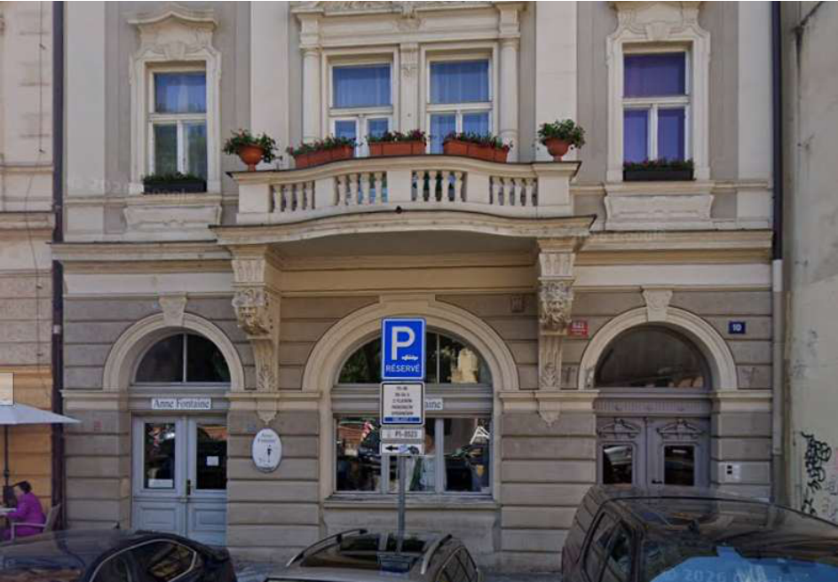 Fotografie budovy s obchodem Anne Fontaine. Na budově je viditelné číslo popisné 641 a číslo orientační 10. Před budovou je dopravní značka 'Parkoviště - vyhrazené parkoviště' (RESERVE) s dodatkovou tabulkou obsahující text: '11-18', '20-06 h', 'S PLATNOU PARKOVACÍ KARTOU', 'P1-0523'.