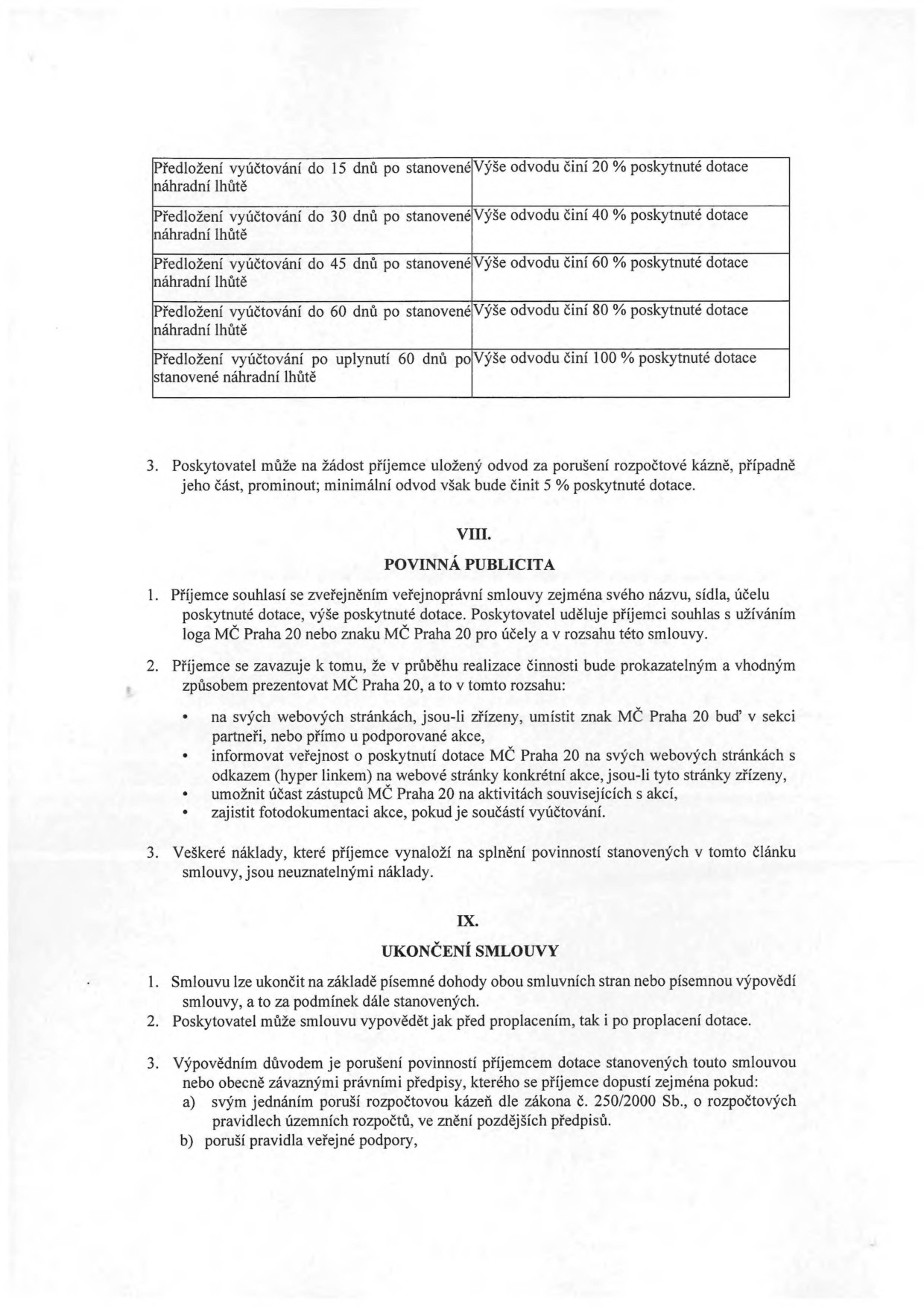 Tabulka sankcí za pozdní předložení vyúčtování dotace: 15 dní po lhůtě = 20 % odvodu, 30 dní = 40 %, 45 dní = 60 %, 60 dní = 80 %, po 60 dnech = 100 %. Dále text smlouvy: 3. Poskytovatel může na žádost příjemce odvod prominout (min. 5 %). VIII. POVINNÁ PUBLICITA: 1. Příjemce souhlasí se zveřejněním údajů a užíváním loga MČ Praha 20. 2. Příjemce se zavazuje prezentovat MČ Praha 20 na webu, informovat o dotaci, umožnit účast zástupců MČ a zajistit fotodokumentaci. 3. Náklady na publicitu jsou neuznatelné. IX. UKONČENÍ SMLOUVY: 1. Smlouvu lze ukončit dohodou nebo výpovědí. 2. Poskytovatel může vypovědět smlouvu před i po proplacení. 3. Výpovědní důvod je porušení rozpočtové kázně (zákon č. 250/2000 Sb.) nebo pravidel veřejné podpory.