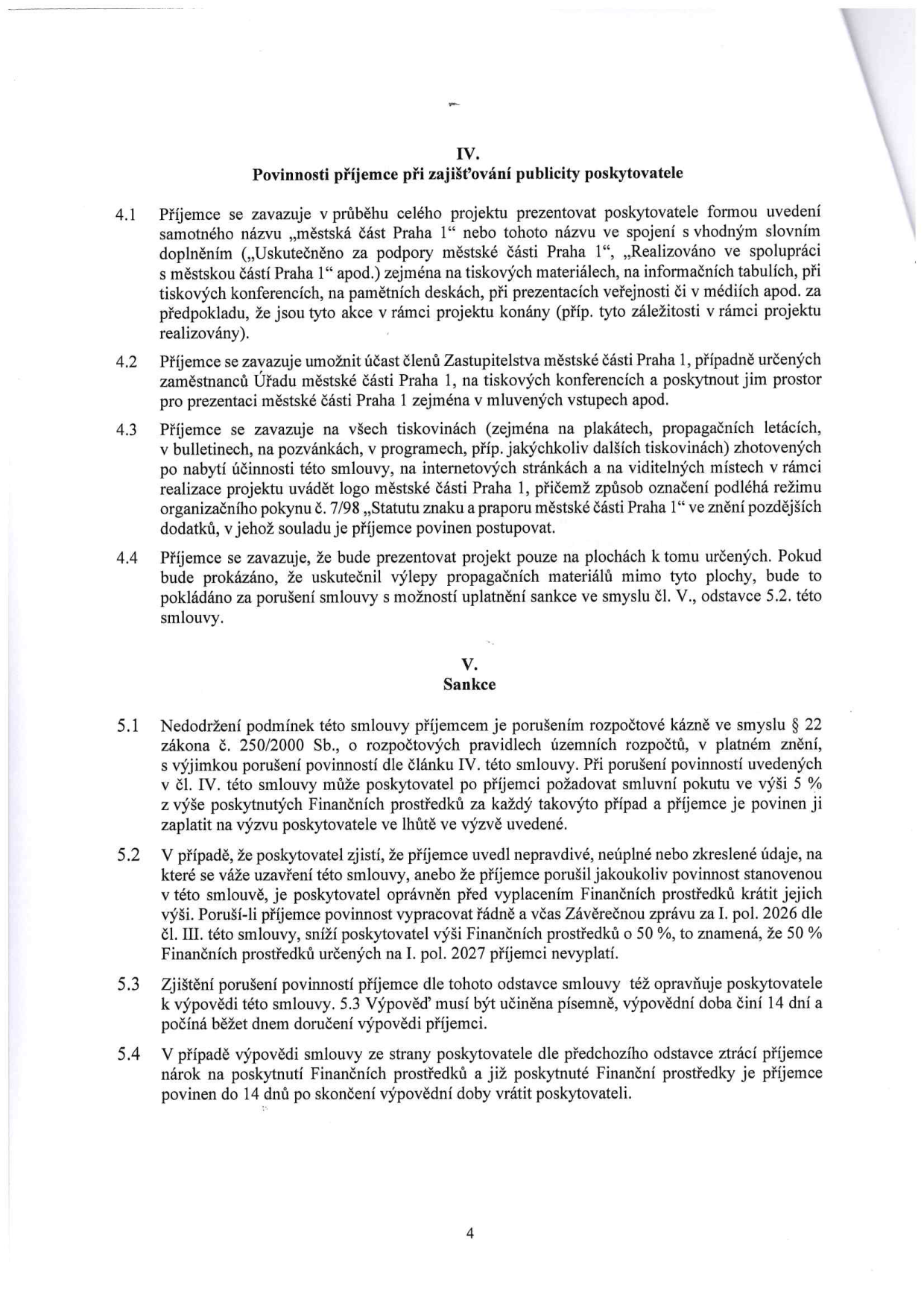 Strana 4 smlouvy obsahující články IV. 'Povinnosti příjemce při zajišťování publicity poskytovatele' a V. 'Sankce'. Článek IV specifikuje povinnost uvádět název 'městská část Praha 1' v materiálech, umožnit účast zástupců úřadu na akcích a používat logo městské části. Článek V definuje sankce za porušení rozpočtové kázně (smluvní pokuta 5 %), možnost krácení finančních prostředků při nepravdivých údajích nebo nedodání závěrečné zprávy (o 50 %) a podmínky pro výpověď smlouvy ze strany poskytovatele.