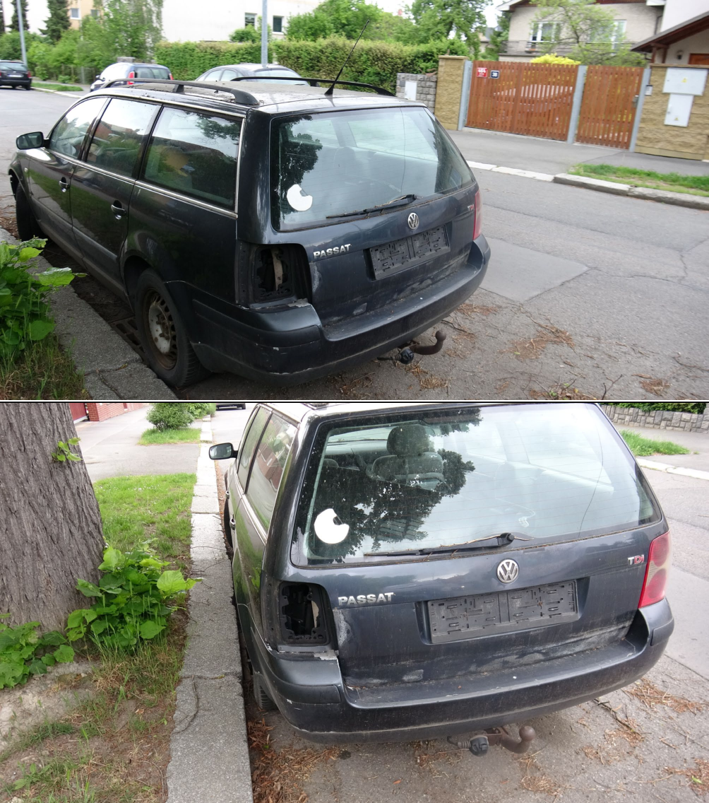 Fotografie poškozeného osobního automobilu značky Volkswagen Passat (kombi) černé barvy, zaparkovaného u obrubníku. Na vozidle je čitelný nápis 'PASSAT' a označení 'TDI'.