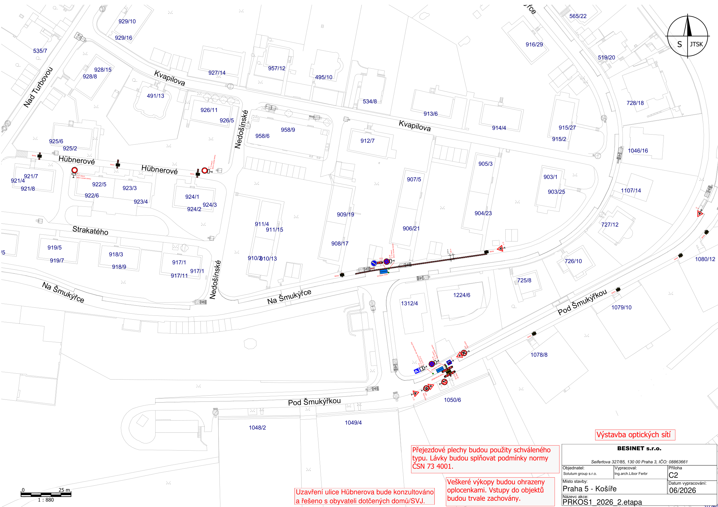 Situační plán stavby optické sítě v Praze 5 - Košířích (etapa 2, červen 2026). Mapa zobrazuje ulice Nad Turbovou, Kvapilova, Hübnerové, Strakatého, Nedošínské, Na Šmukýřce a Pod Šmukýřkou s vyznačenými parcelními čísly a plánovanými výkopy. Textové poznámky: 'Výstavba optických sítí', 'Přejezdové plechy budou použity schváleného typu. Lávky budou splňovat podmínky normy ČSN 73 4001.', 'Veškeré výkopy budou ohrazeny oplocenkami. Vstupy do objektů budou trvale zachovány.', 'Uzavření ulice Hübnerova bude konzultováno a řešeno s obyvateli dotčených domů/SVJ.'. Informace v rámečku: BESINET s.r.o., Seifertova 327/85, 130 00 Praha 3, IČO: 08863661, Objednatel: Solutum group s.r.o., Vypracoval: Ing. arch. Libor Ferbr, Místo stavby: Praha 5 - Košíře, Příloha: C2, Datum vypracování: 06/2026, Název akce: PRKOS1_2026_2.etapa.