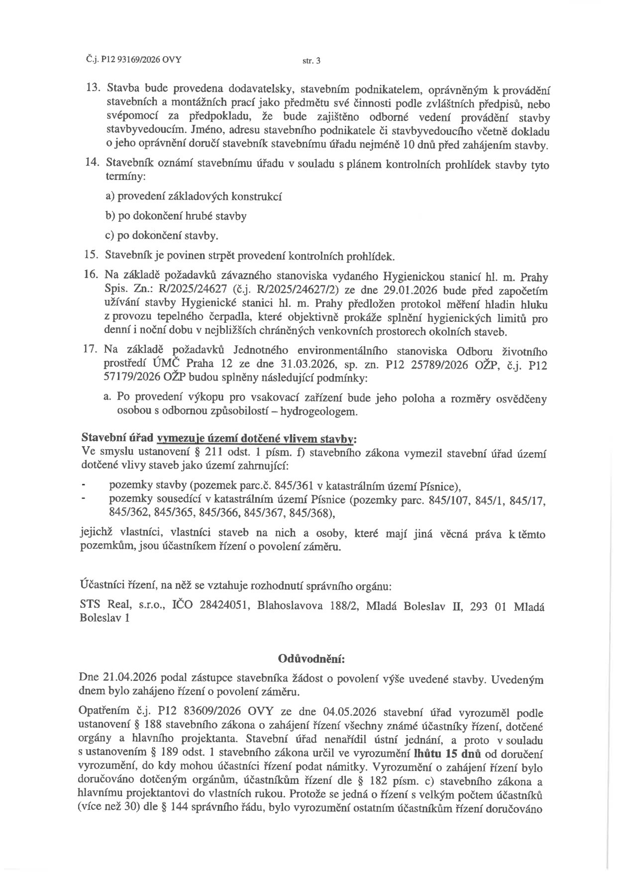 Strana 3 úředního rozhodnutí (č.j. P12 93169/2026 OVY). Obsahuje podmínky pro provádění stavby: 13. zajištění odborného vedení stavby, 14. plán kontrolních prohlídek (základové konstrukce, hrubá stavba, dokončení stavby), 15. povinnost strpět prohlídky, 16. požadavek na protokol měření hluku z tepelného čerpadla (dle stanoviska Hygienické stanice hl. m. Prahy ze dne 29.01.2026), 17. požadavek na hydrogeologické posouzení vsakovacího zařízení (dle stanoviska OŽP Praha 12 ze dne 31.03.2026). Vymezení dotčeného území: pozemek parc.č. 845/361 v k.ú. Písnice a sousední pozemky parc.č. 845/107, 845/1, 845/17, 845/362, 845/365, 845/366, 845/367, 845/368. Účastník řízení: STS Real, s.r.o., IČO 28424051, Blahoslavova 188/2, Mladá Boleslav II, 293 01 Mladá Boleslav 1. Odůvodnění: zahájení řízení dne 21.04.2026, vyrozumění o zahájení řízení dne 04.05.2026, lhůta 15 dnů pro podání námitek.