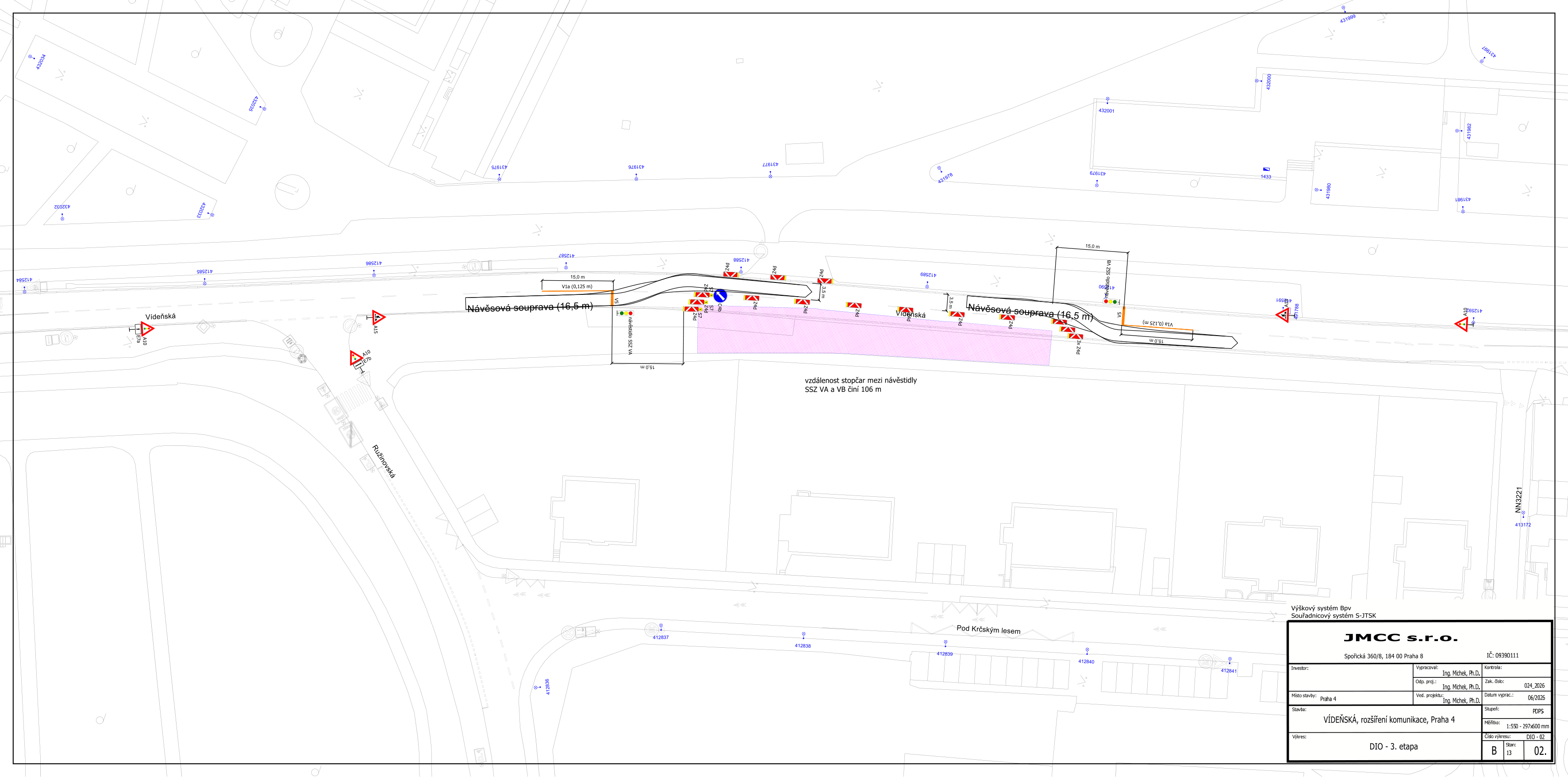 Projektová dokumentace (situace) pro stavbu 'VÍDEŇSKÁ, rozšíření komunikace, Praha 4'. Dokument obsahuje technické schéma úpravy komunikace, včetně vyznačení tramvajových zastávek (nástupní ostrůvky), délek souprav (16,5 m), vzdálenosti mezi návěstidly SSZ (106 m) a názvů ulic (Vídeňská, Rudinovská, Pod Kůským lesem). V pravém dolním rohu je razítko projektanta JMCC s.r.o., Spolská 360/8, 184 00 Praha 8, číslo výkresu 02, etapa DÚD - 3. etapa.