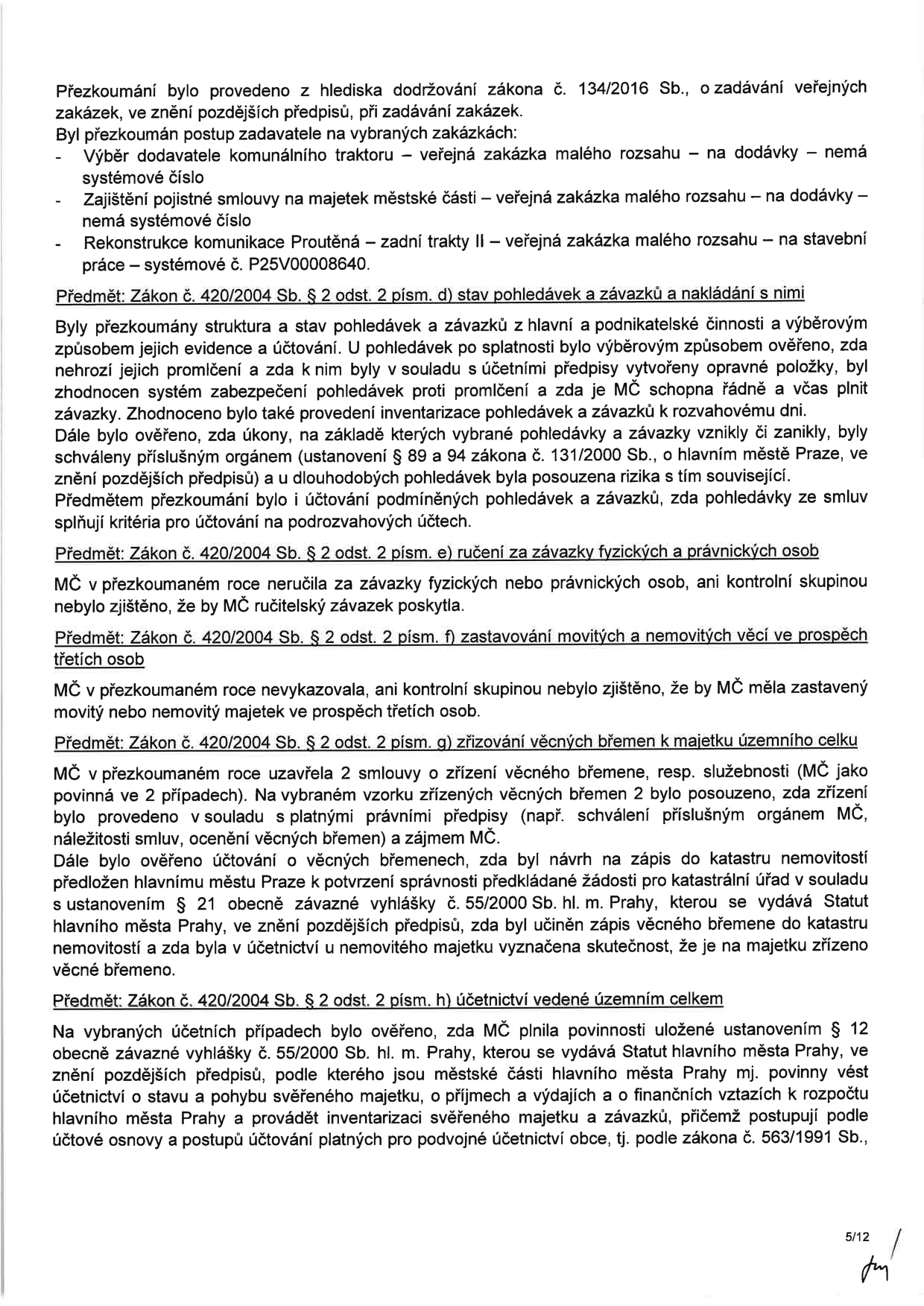 Stránka 5/12 zprávy o přezkoumání hospodaření. Obsahuje kontrolu zadávání veřejných zakázek (traktor, pojistná smlouva, rekonstrukce Proutěná), kontrolu pohledávek a závazků, ručení za závazky, zastavování majetku, zřizování věcných břemen a vedení účetnictví dle zákona č. 420/2004 Sb. a vyhlášky č. 55/2000 Sb. hl. m. Prahy.