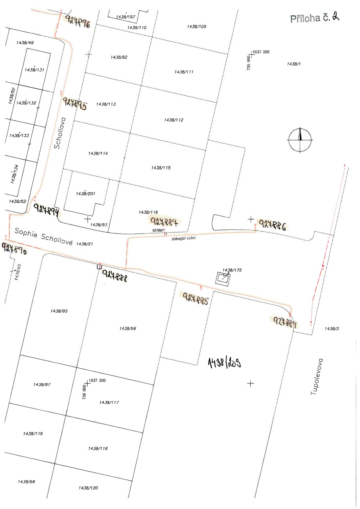 Katastrální situační nákres s vyznačenými inženýrskými sítěmi (stávající kabel). Obsahuje čísla parcel: 1438/49, 1438/131, 1438/132, 1438/133, 1438/134, 1438/52, 1438/50, 1438/197, 1438/110, 1438/109, 1438/92, 1438/111, 1438/113, 1438/112, 1438/114, 1438/115, 1438/201, 1438/116, 1438/93, 1438/21, 1438/65, 1438/95, 1438/96, 1438/175, 1438/203, 1438/97, 1438/117, 1438/119, 1438/118, 1438/98, 1438/120, 1438/3, 1438/1. Ulice: Schollova, Sophie Schollové, Tupolevova. Ručně psaná čísla (pravděpodobně evidenční): 924896, 924895, 924894, 924890, 924888, 924887, 924884, 924886, 924885, 924884. Souřadnice: 1037 200, 735 950, 1037 300, 736 000. Dokument je označen jako 'Příloha č. 2'.