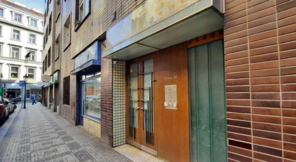 Fotografie budovy na adrese Rybná 24. Na dveřích je umístěn domovní zvonkový panel s adresou 'Rybná 24'.