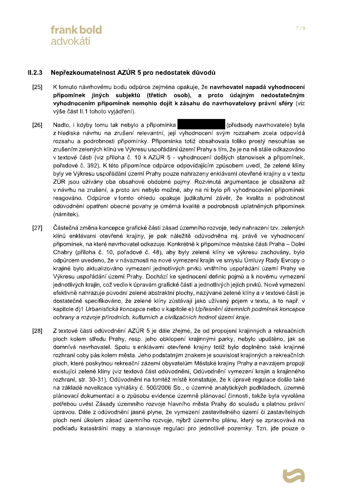 Strana 7/9 právního dokumentu od Frank Bold Advokáti. Obsah: II.2.3 Nepřezkoumatelnost AZÚR 5 pro nedostatek důvodů. Text obsahuje body [25] až [28], které se zabývají vypořádáním připomínek k AZÚR 5 (Zásady územního rozvoje), konkrétně otázkou zelených klínů, jejich nahrazením enklávami otevřené krajiny, souvislostí krajinných a rekreačních ploch a vymezením zastavitelných ploch v souladu s vyhláškou č. 500/2006 Sb.