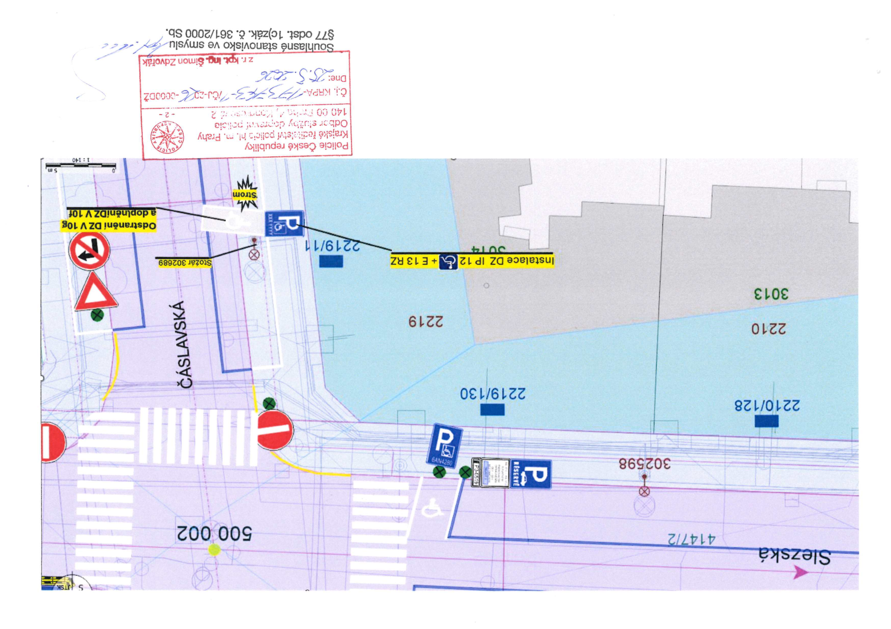 Situační nákres dopravního značení v ulici Slezská a Čáslavská. Obsahuje: instalaci dopravního značení IP 12 (parkoviště pro invalidy) + E 13 (dodatková tabulka), odstranění DZ V 10g a doplnění DZ V 10f. Razítko Policie České republiky, Krajské ředitelství policie hl. m. Prahy, Odbor služby dopravní policie, č.j. KRPA-173473-10/ČJ-2026-0000DZ, datum 25. 5. 2026, podepsáno z.r. kpt. Ing. Šimonem Zdvořákem. V mapě jsou vyznačena čísla parcel (např. 4147/2, 302598, 2210/128, 2210, 3013, 2219/130, 2219, 2219/11) a stožár 302689.
