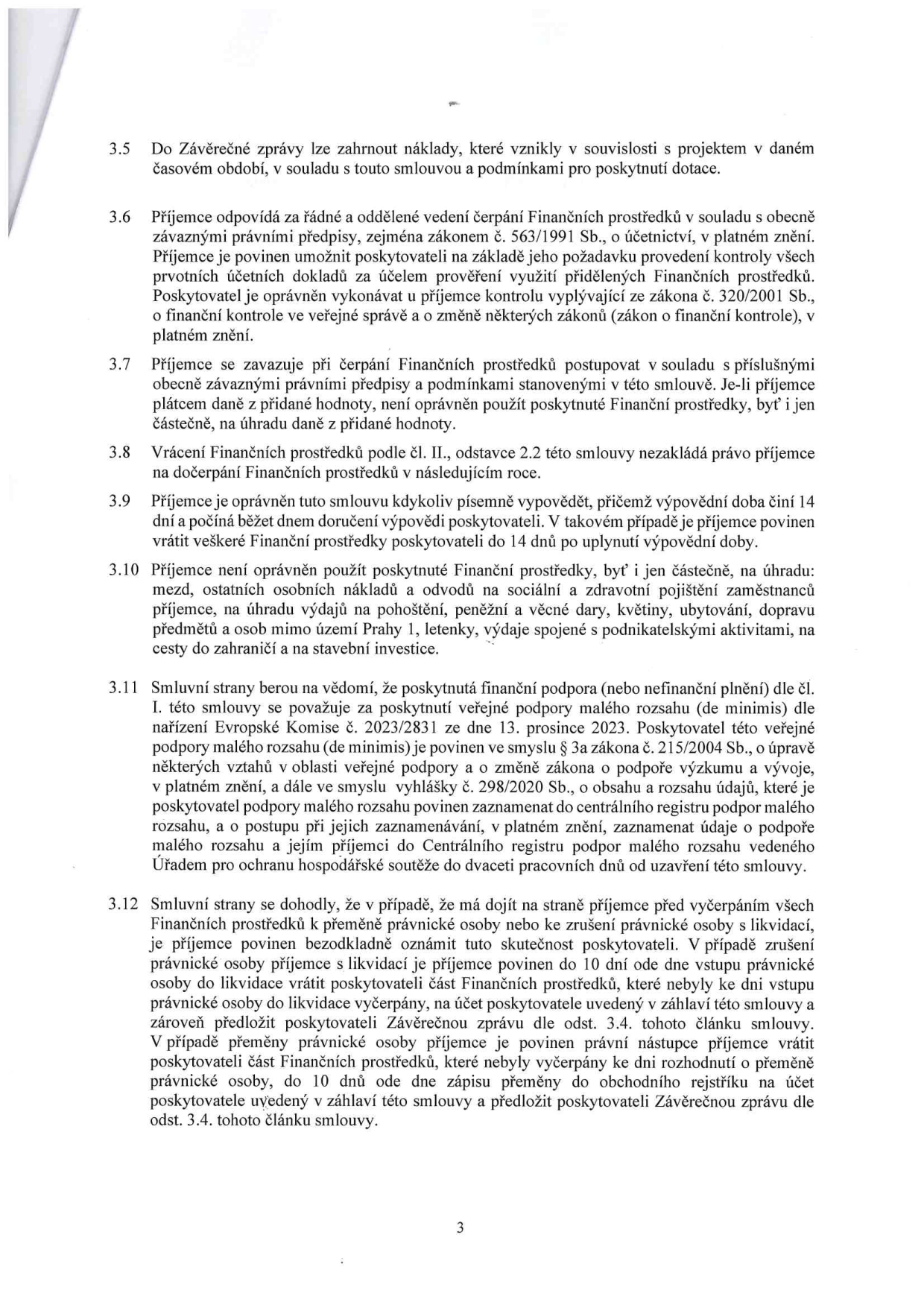 Strana 3 smlouvy o poskytnutí dotace obsahující body 3.5 až 3.12. Body upravují: 3.5 zahrnutí nákladů do závěrečné zprávy, 3.6 povinnost řádného vedení účetnictví a kontrolu, 3.7 zákaz použití dotace na úhradu DPH, 3.8 nemožnost převodu nevyčerpaných prostředků do dalšího roku, 3.9 výpovědní lhůtu 14 dní, 3.10 výčet nákladů, na které nelze dotaci použít (mzdy, pojištění, pohoštění, dary, ubytování, doprava mimo Prahu 1, cesty do zahraničí, stavební investice), 3.11 informaci o poskytnutí podpory malého rozsahu (de minimis) dle nařízení Komise č. 2023/2831, 3.12 postup při přeměně nebo zrušení právnické osoby příjemce.
